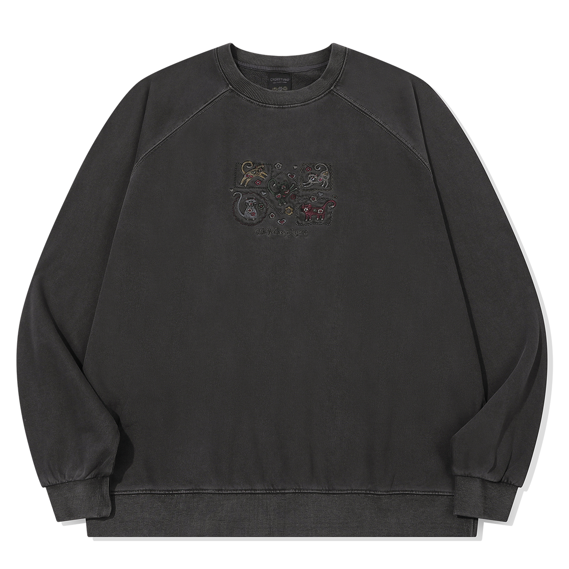 꼼파뇨 플라워 캣 자수 레글런 피그먼트 맨투맨 스모크블랙(CPGN STUDIO Flower Cat Embroidery Raglan Pigment Sweatshirt Smoke Black)