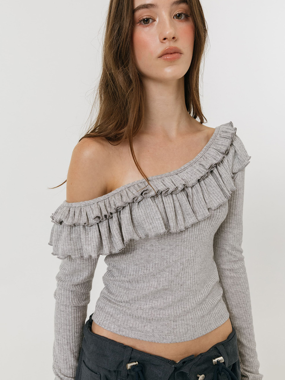 모이페어 더블 프릴 오프숄더 티셔츠 그레이(MOIFAIRE Double Frill Off Shoulder T-Shirt Grey) - 3