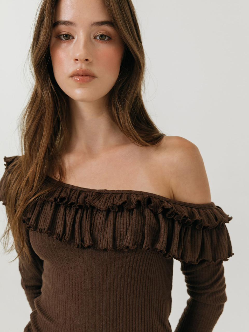모이페어 더블 프릴 오프숄더 티셔츠 브라운(MOIFAIRE Double Frill off Shoulder T-Shirt Brown) - 4