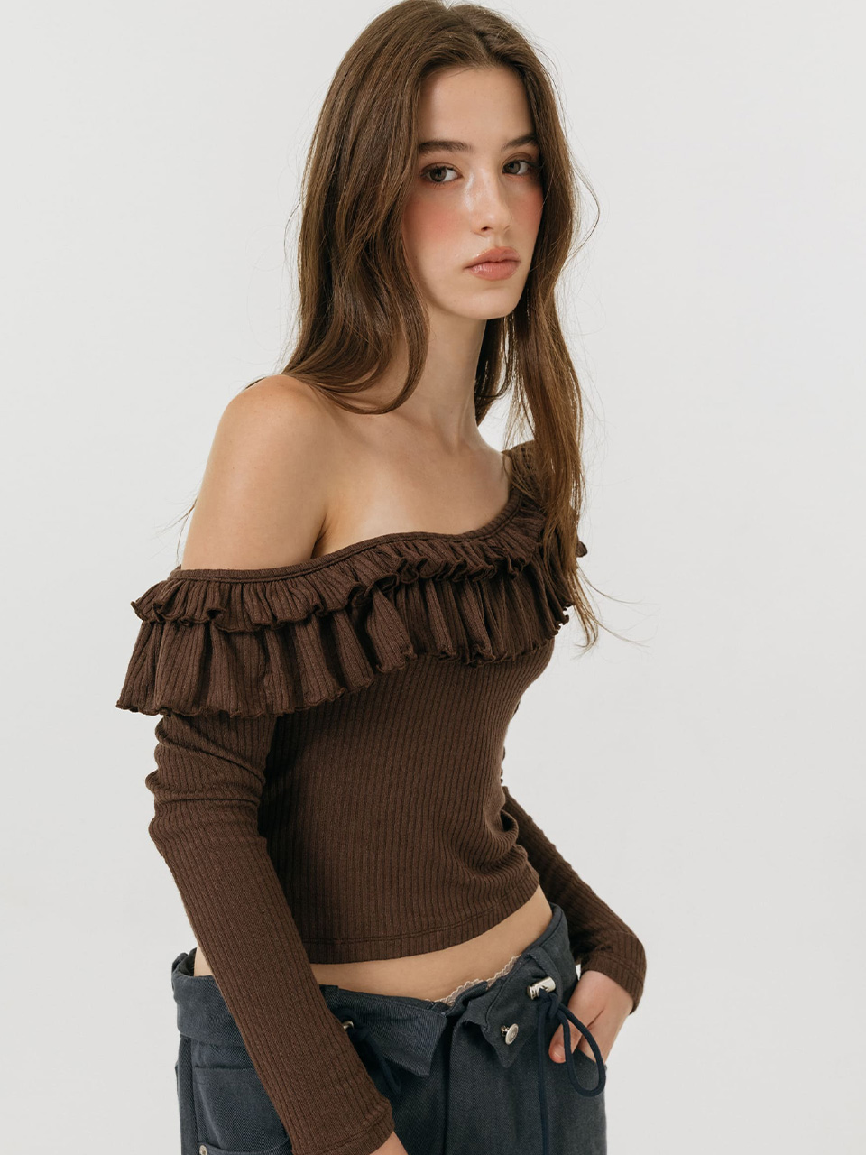 모이페어 더블 프릴 오프숄더 티셔츠 브라운(MOIFAIRE Double Frill off Shoulder T-Shirt Brown) - 2