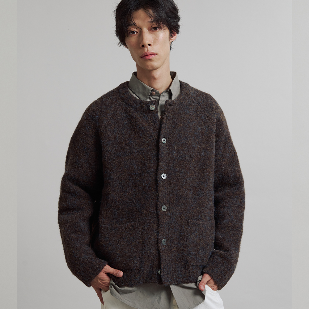 니티드 부클 래글런 포켓 크롭 라운드 가디건 브라운(Knitted Boucle Reglan Pocket Crop Round Cardigan Brown) - 2