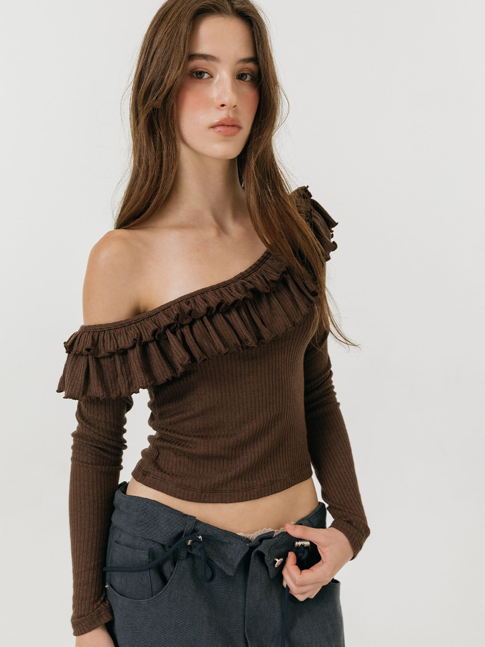 모이페어 더블 프릴 오프숄더 티셔츠 브라운(MOIFAIRE Double Frill off Shoulder T-Shirt Brown) - 3