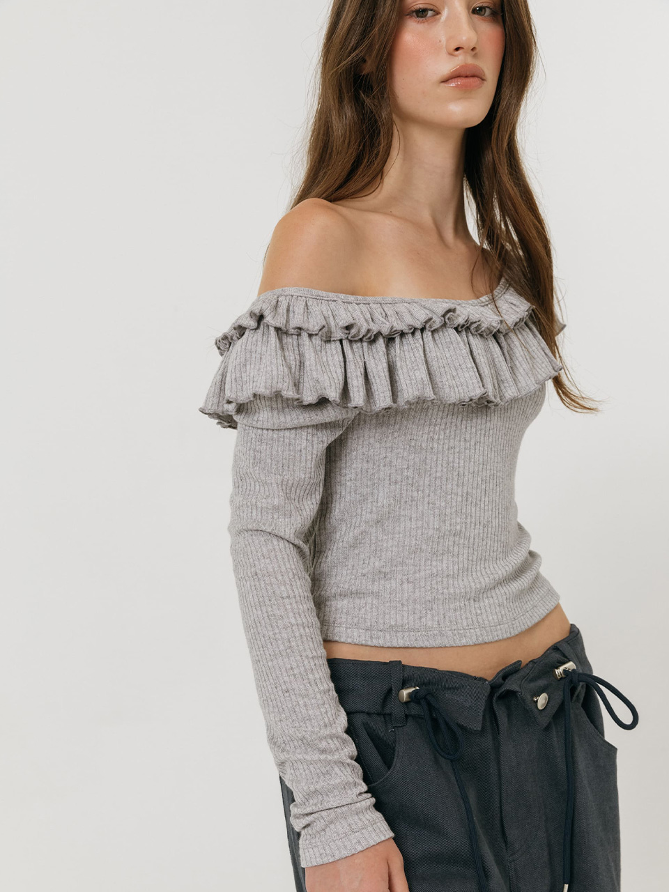 모이페어 더블 프릴 오프숄더 티셔츠 그레이(MOIFAIRE Double Frill Off Shoulder T-Shirt Grey) - 5