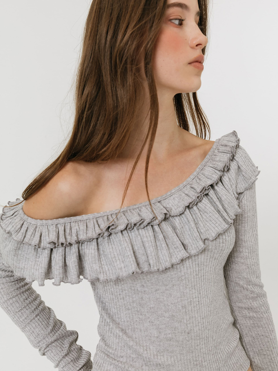 모이페어 더블 프릴 오프숄더 티셔츠 그레이(MOIFAIRE Double Frill Off Shoulder T-Shirt Grey) - 4