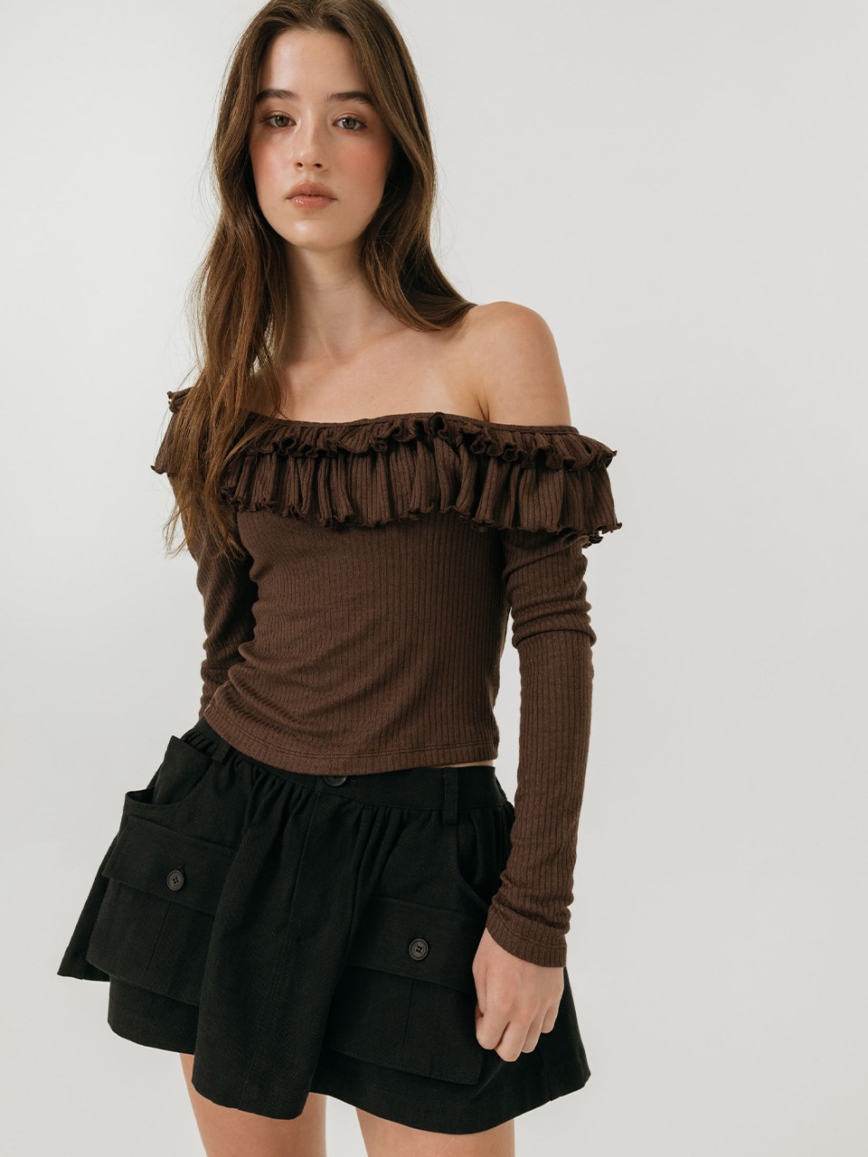 모이페어 더블 프릴 오프숄더 티셔츠 브라운(MOIFAIRE Double Frill off Shoulder T-Shirt Brown) - 5