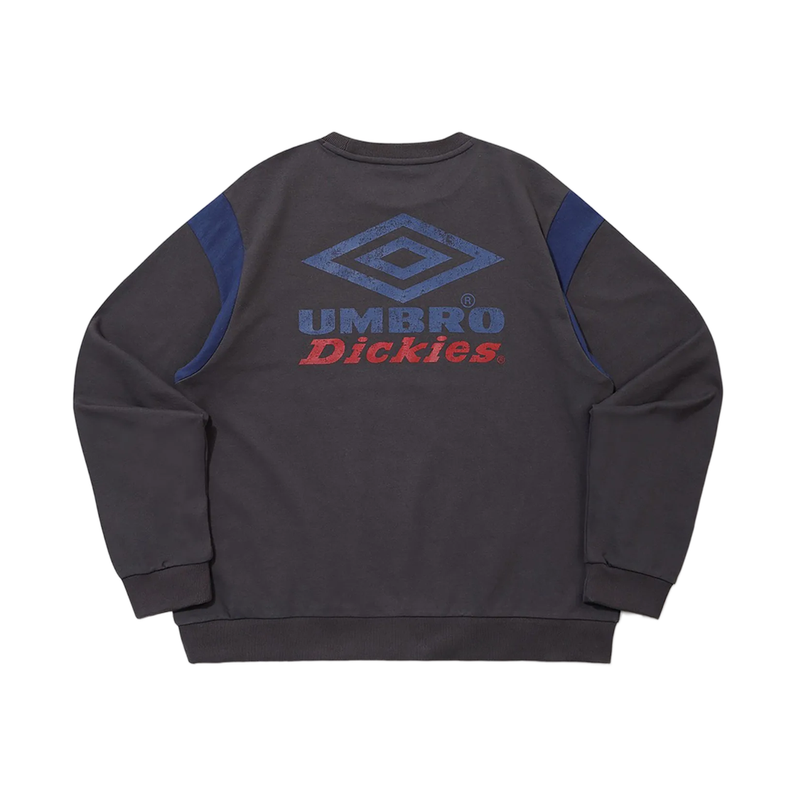 엄브로 x 디키즈 x 수원 삼성 블루윙즈 블록코어 아카이브 그래픽 맨투맨 다크 차콜(Umbro x Dickies x Suwon Samsung Bluewings Blokecore Archive Graphic Sweatshirt Dark Charcoal)