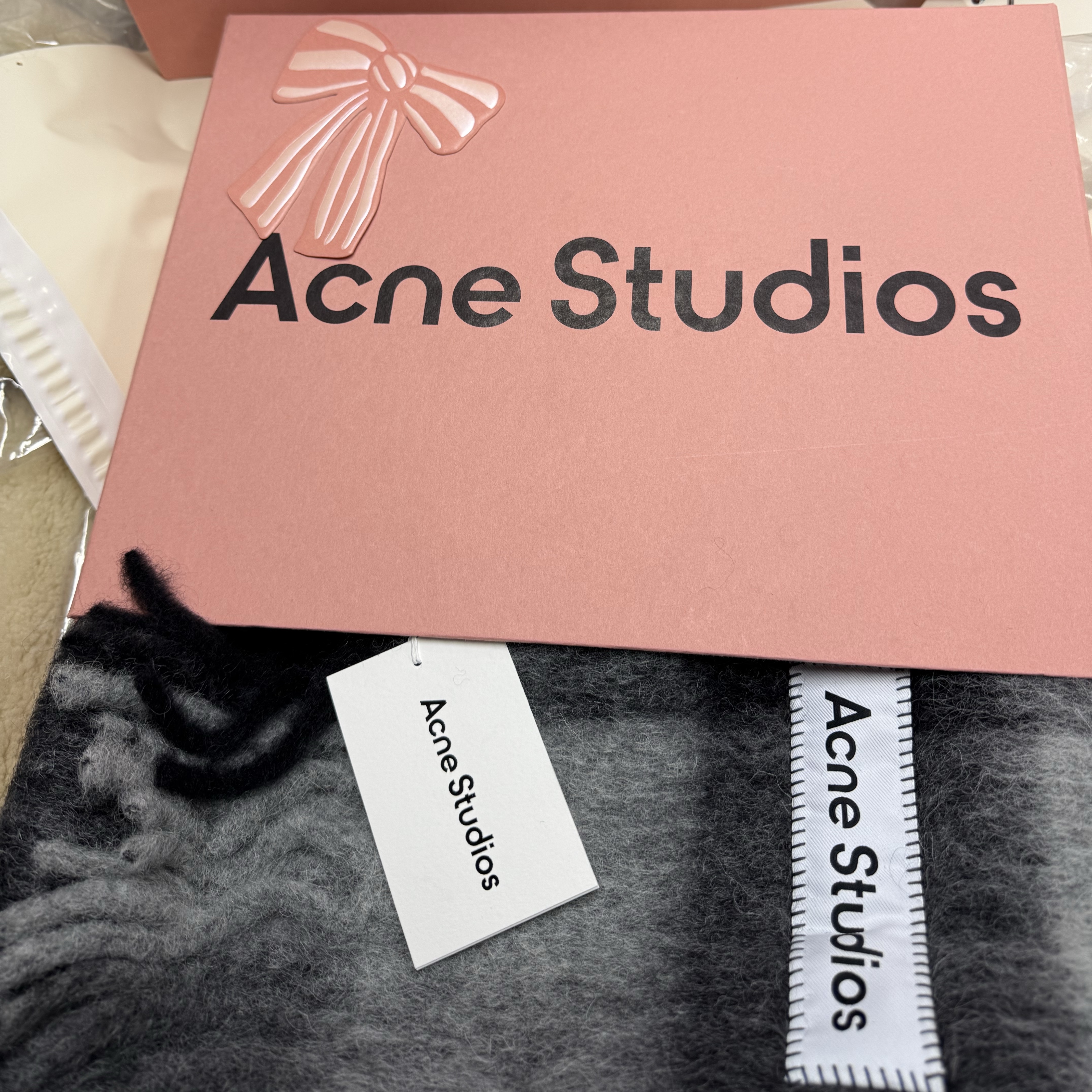 Acne Studios Mohair Checked Muffler Dark Black Grey Dark Grey 착용 스타일