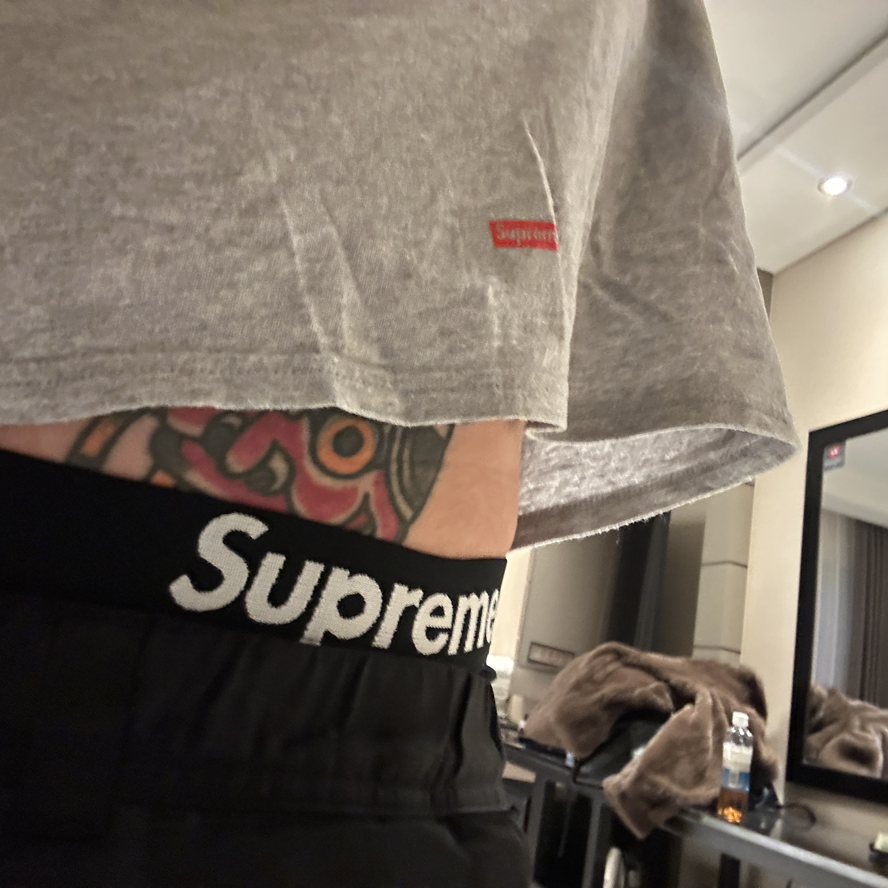 Supreme Hanes Boxer Briefs Black (4 Pack), Supreme Hanes Tagless T-Shirts Black (3 Pack) 착용 스타일