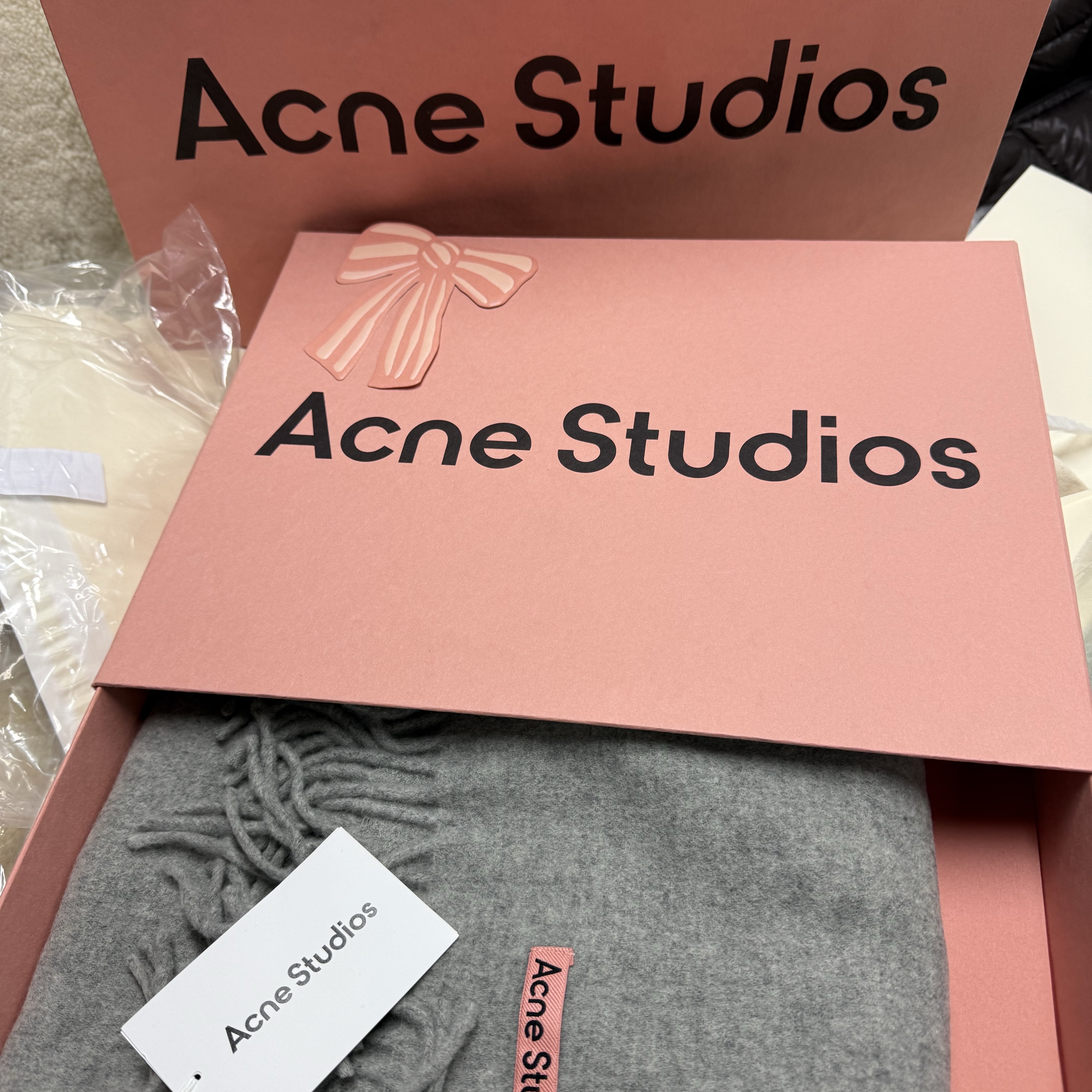 Acne Studios Narrow Wool Fringe Muffler Light Grey Melange 착용 스타일