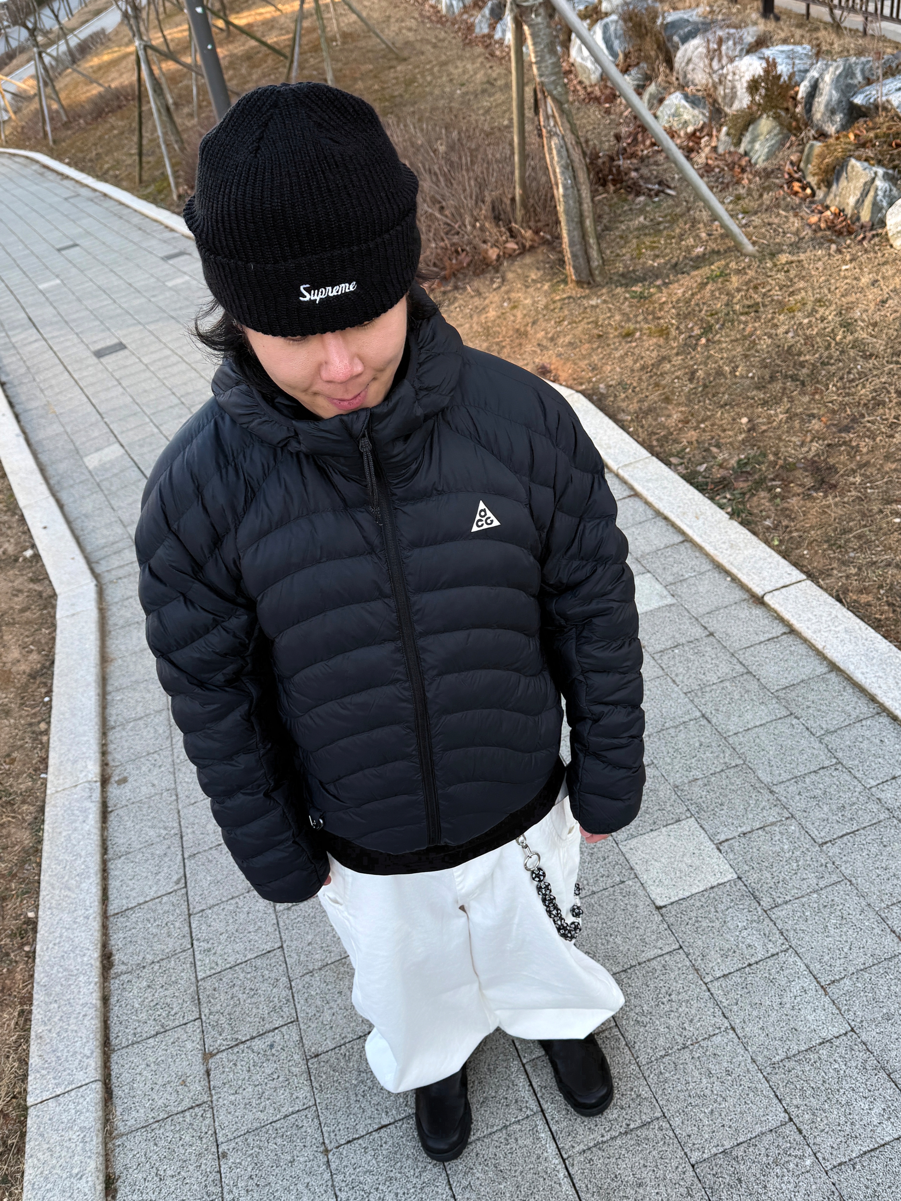 Nike ACG Lava Flow Therma-Fit ADV Jacket Black Summit White - Asia, Supreme Overdyed Beanie Black 착용 스타일 - 4