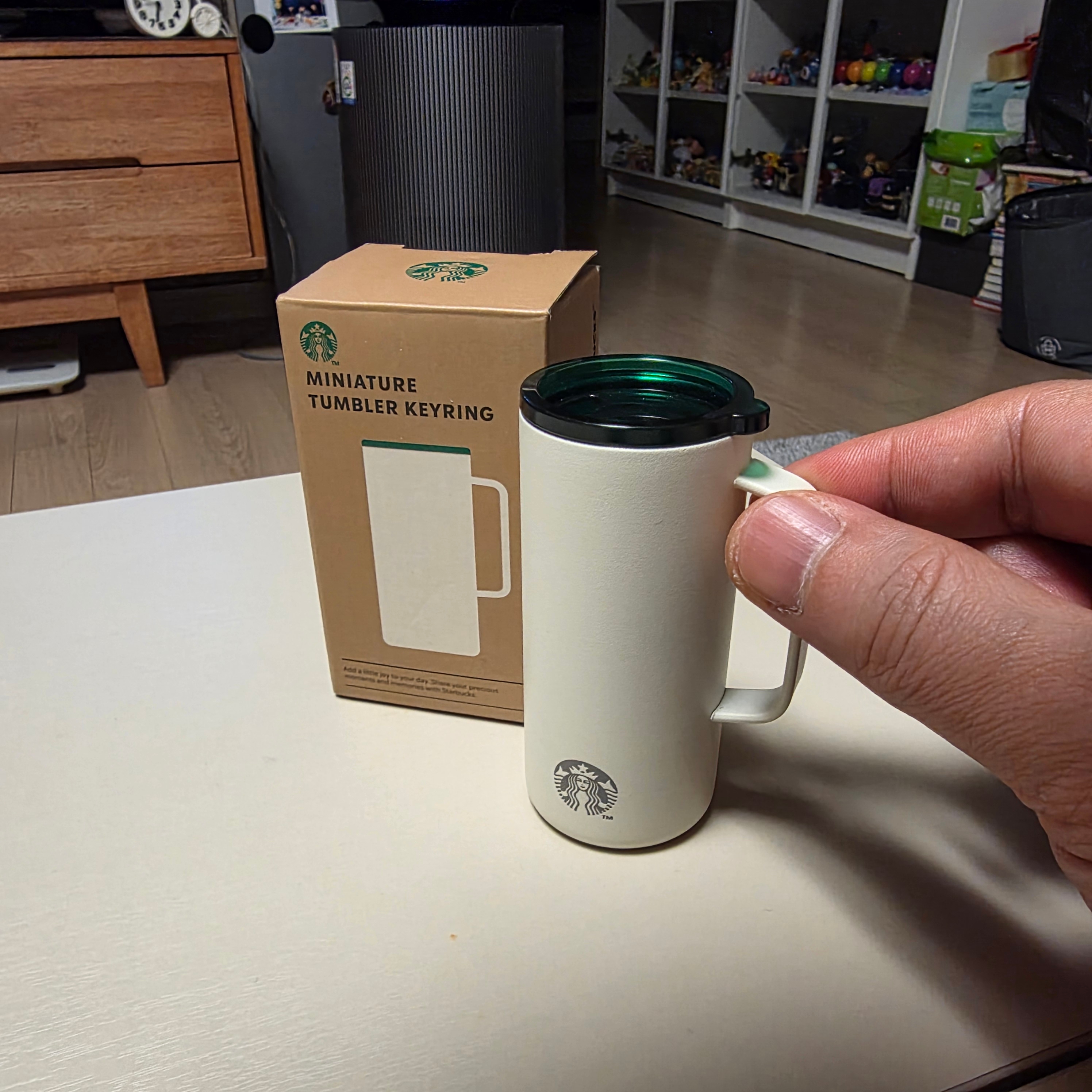 Starbucks Miniature Tumbler Keyring White 착용 스타일 - 2