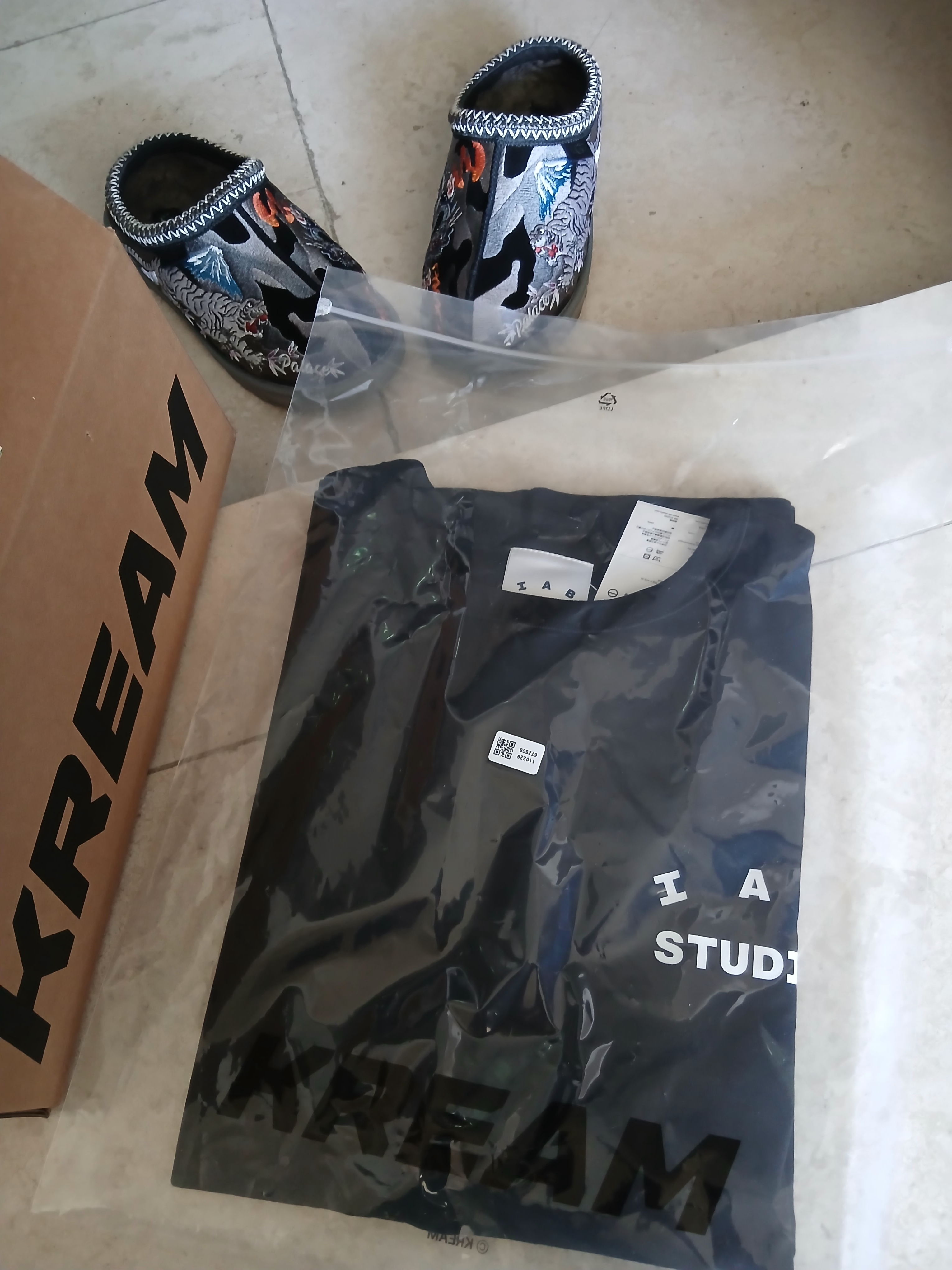 IAB Studio IAB Light Long Sleeve Black, UGG x Palace Tasman Slipper Black Camo 착용 스타일 - 3