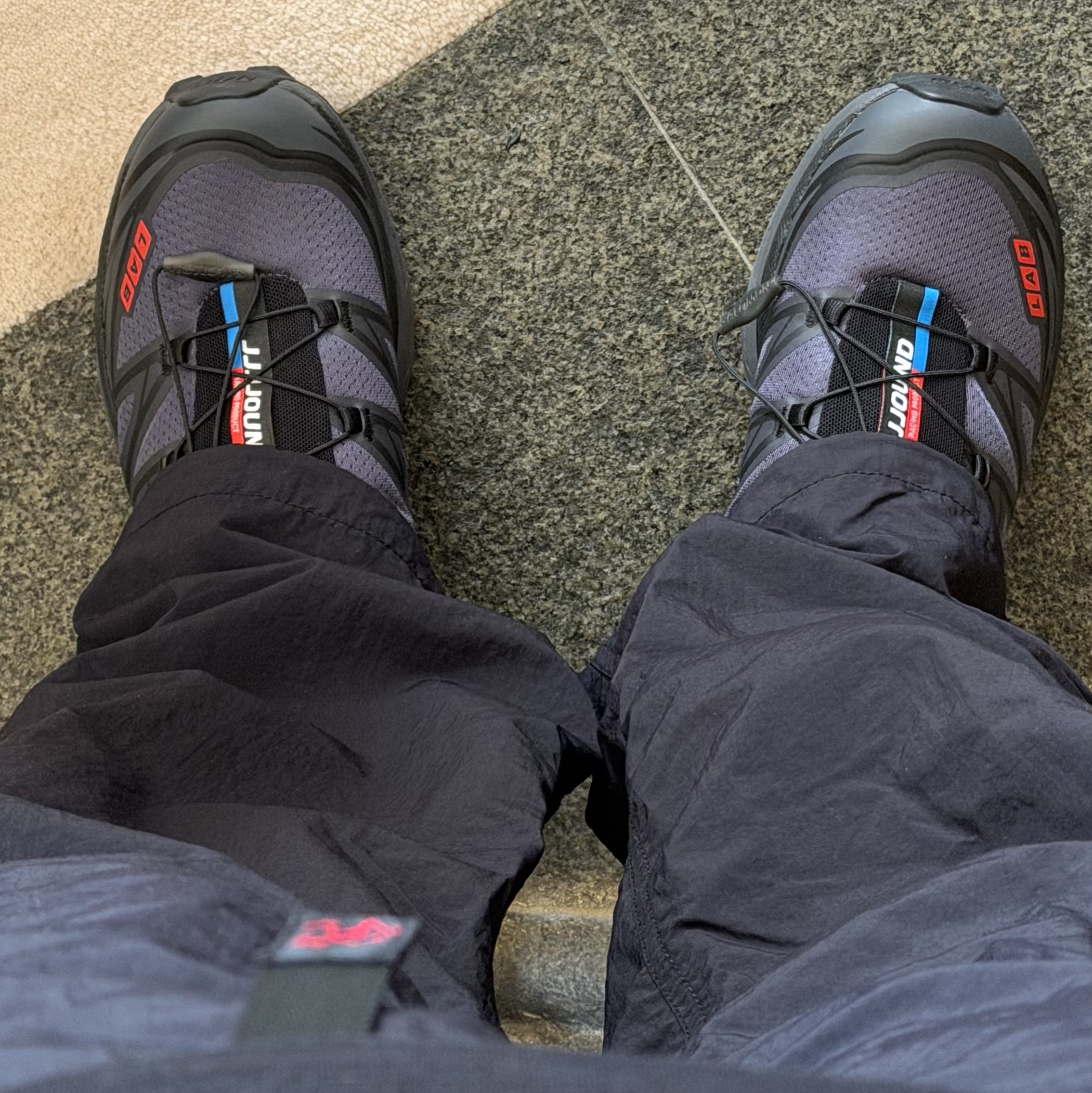 Salomon x JJJJound XT-6 Ebony Black 착용 스타일 - 2
