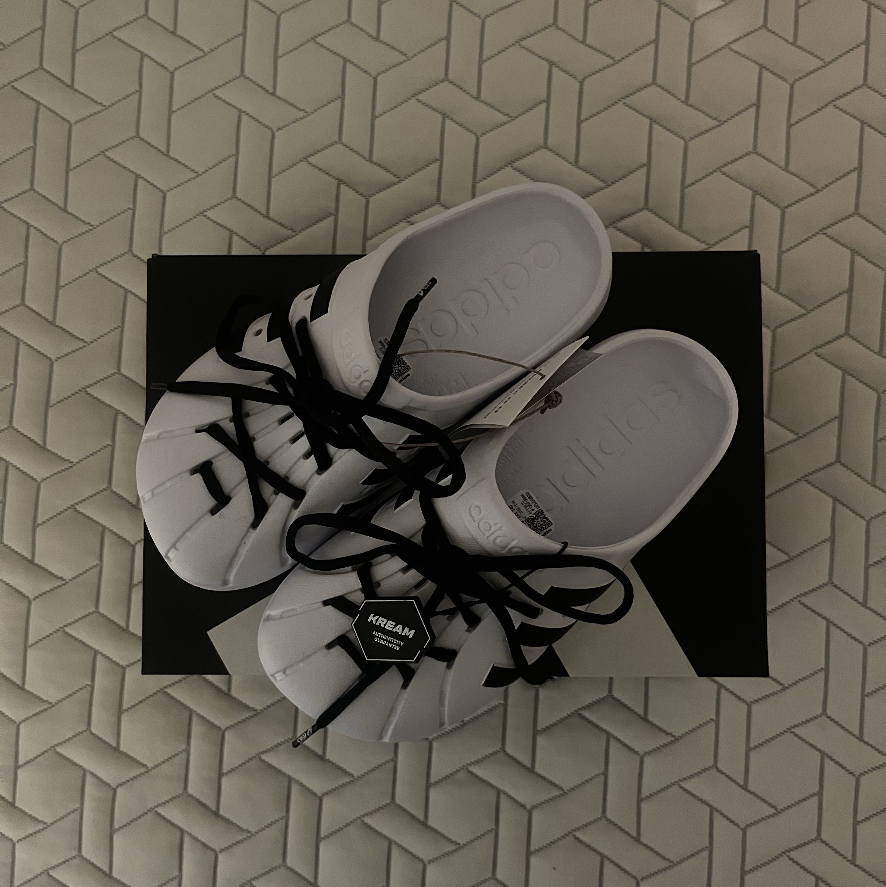 Adidas Adilette Clog White Black, Nike Everyday Lightweight Training Crew Socks White (3 Pack/Korean Ver.) 착용 스타일 - 1