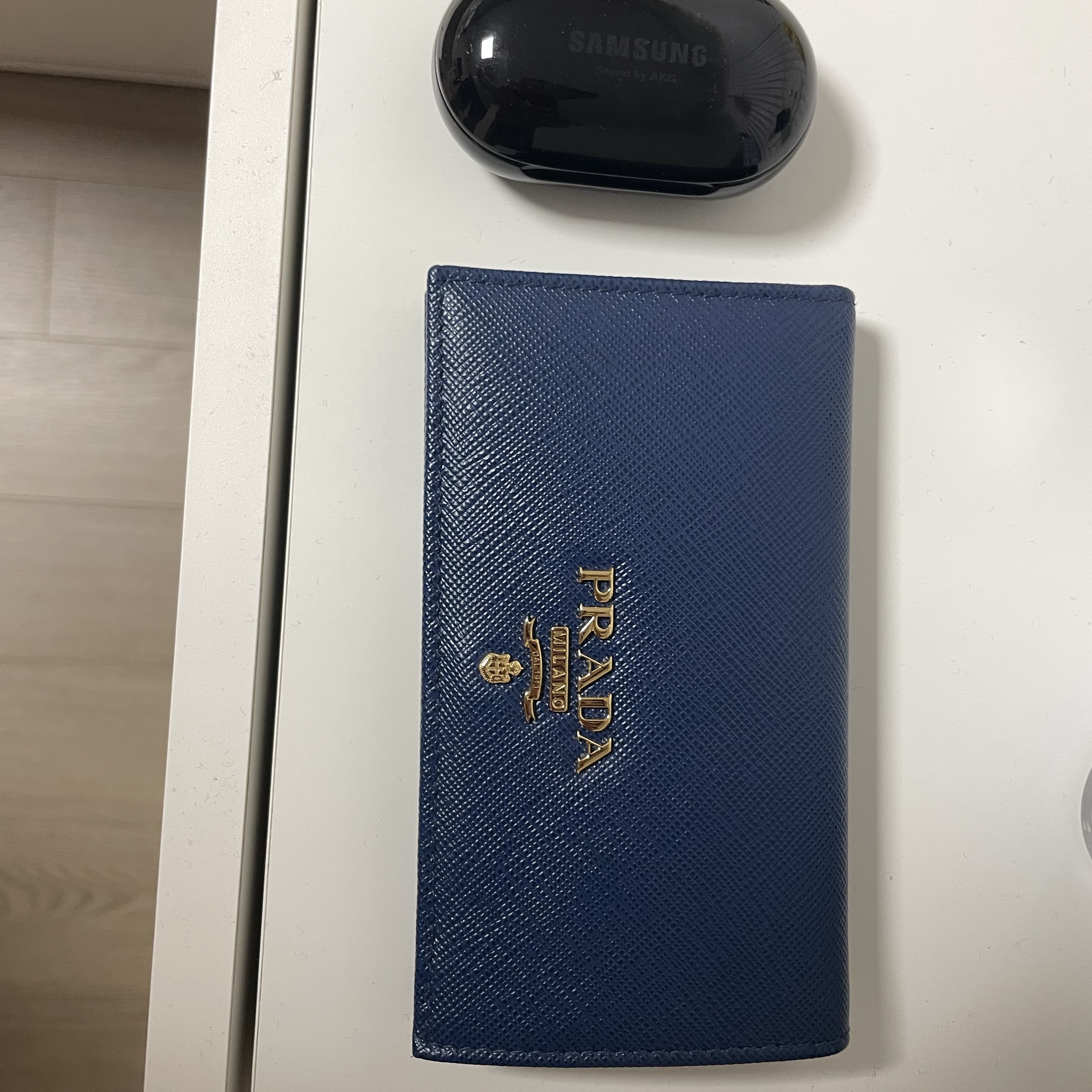 Prada Small Saffiano Leather Wallet Blue 착용 스타일