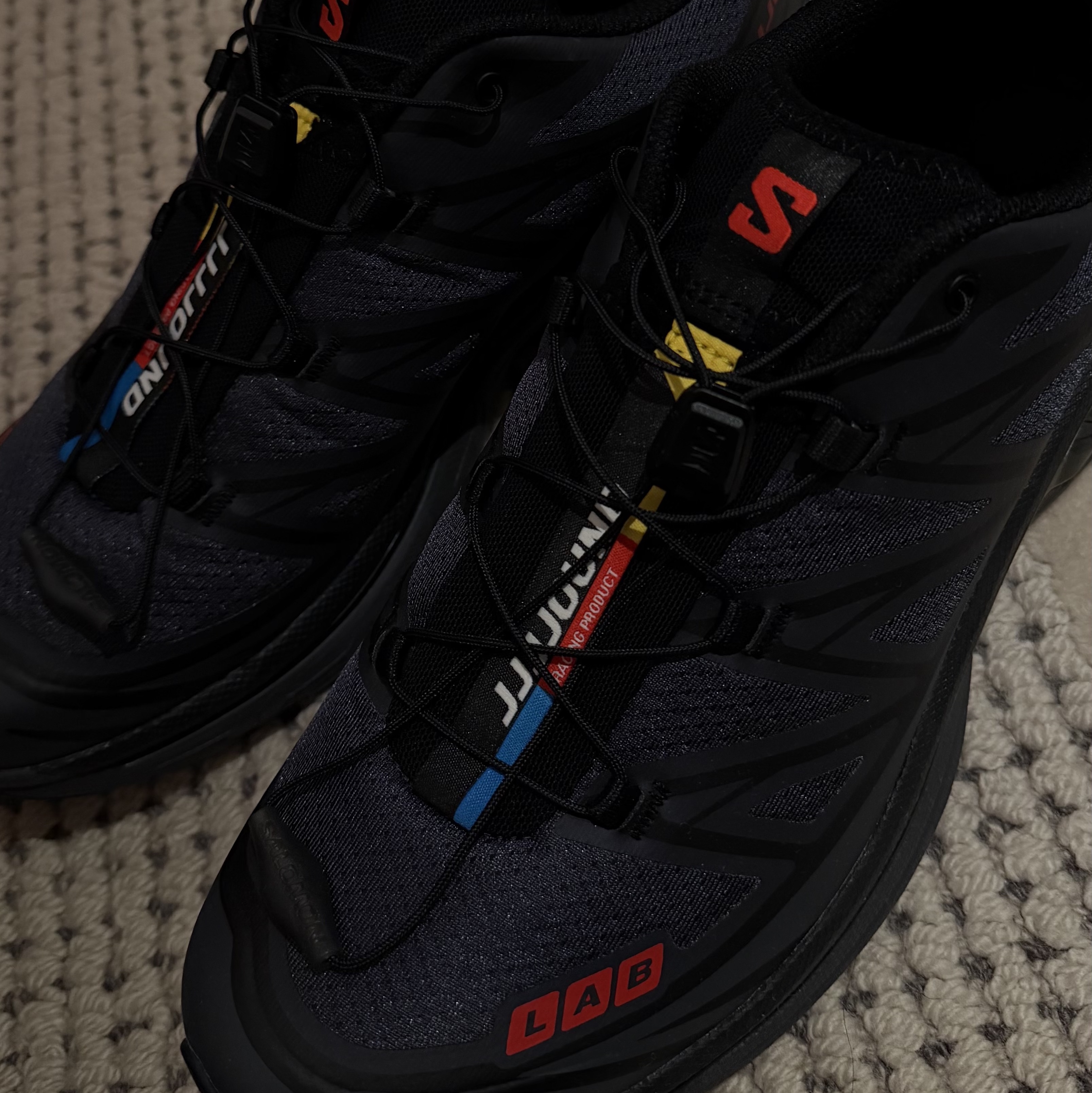Salomon x JJJJound XT-6 Ebony Black 착용 스타일 - 3