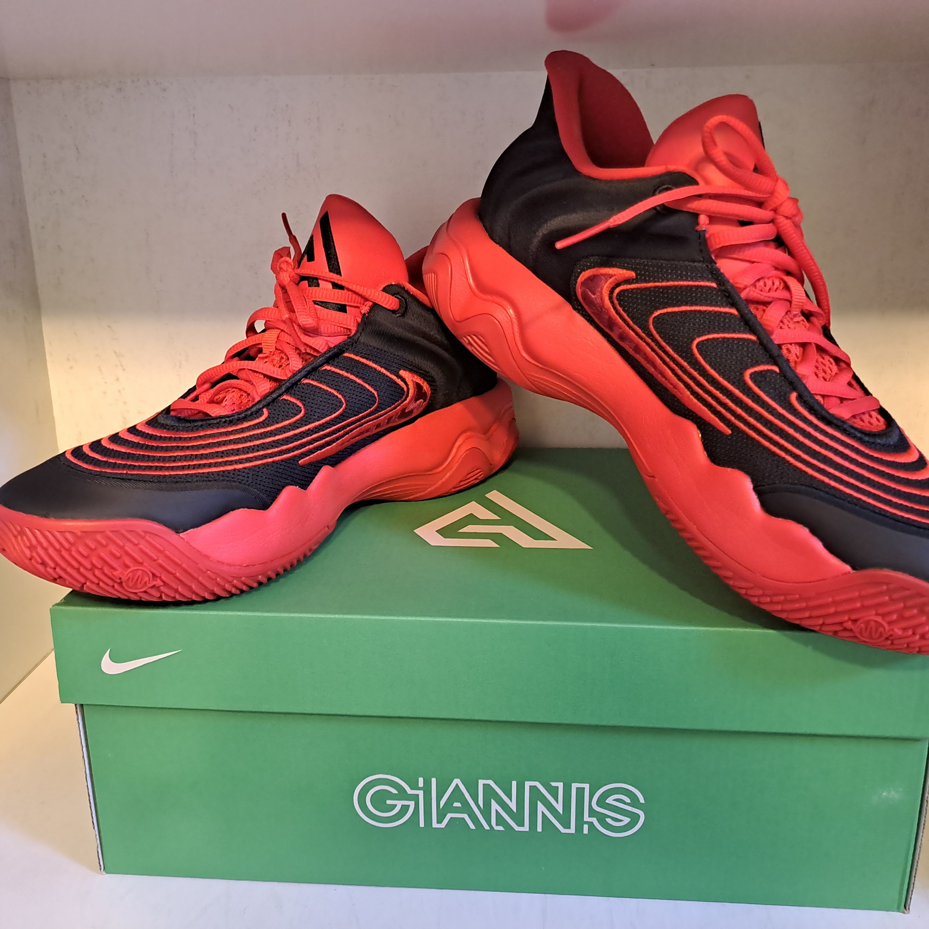 Nike Giannis Immortality 4 EP Black Team Red 착용 스타일 - 1