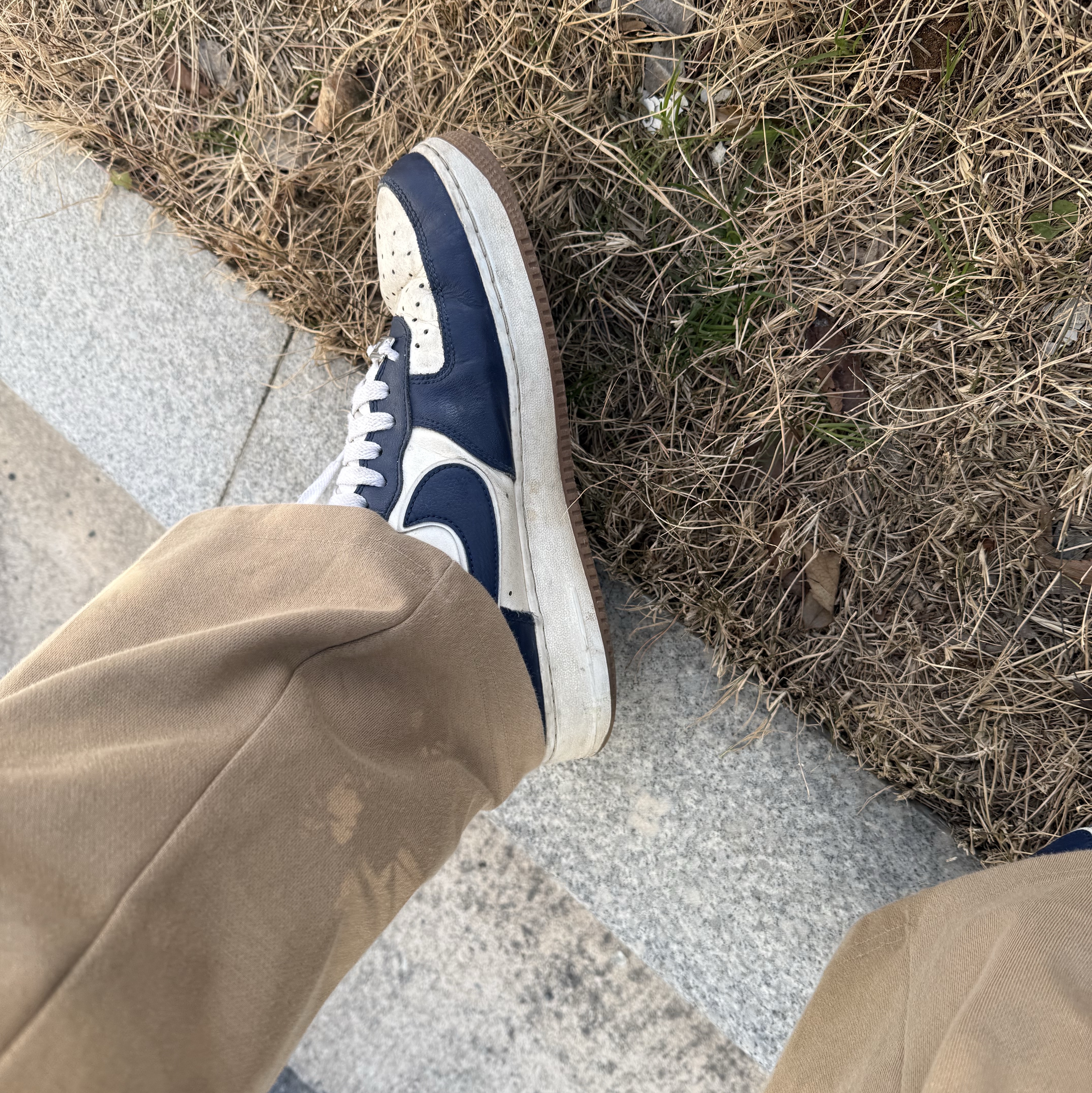 Nike Air Force 1 '07 LV8 Midnight Navy 착용 스타일 - 1