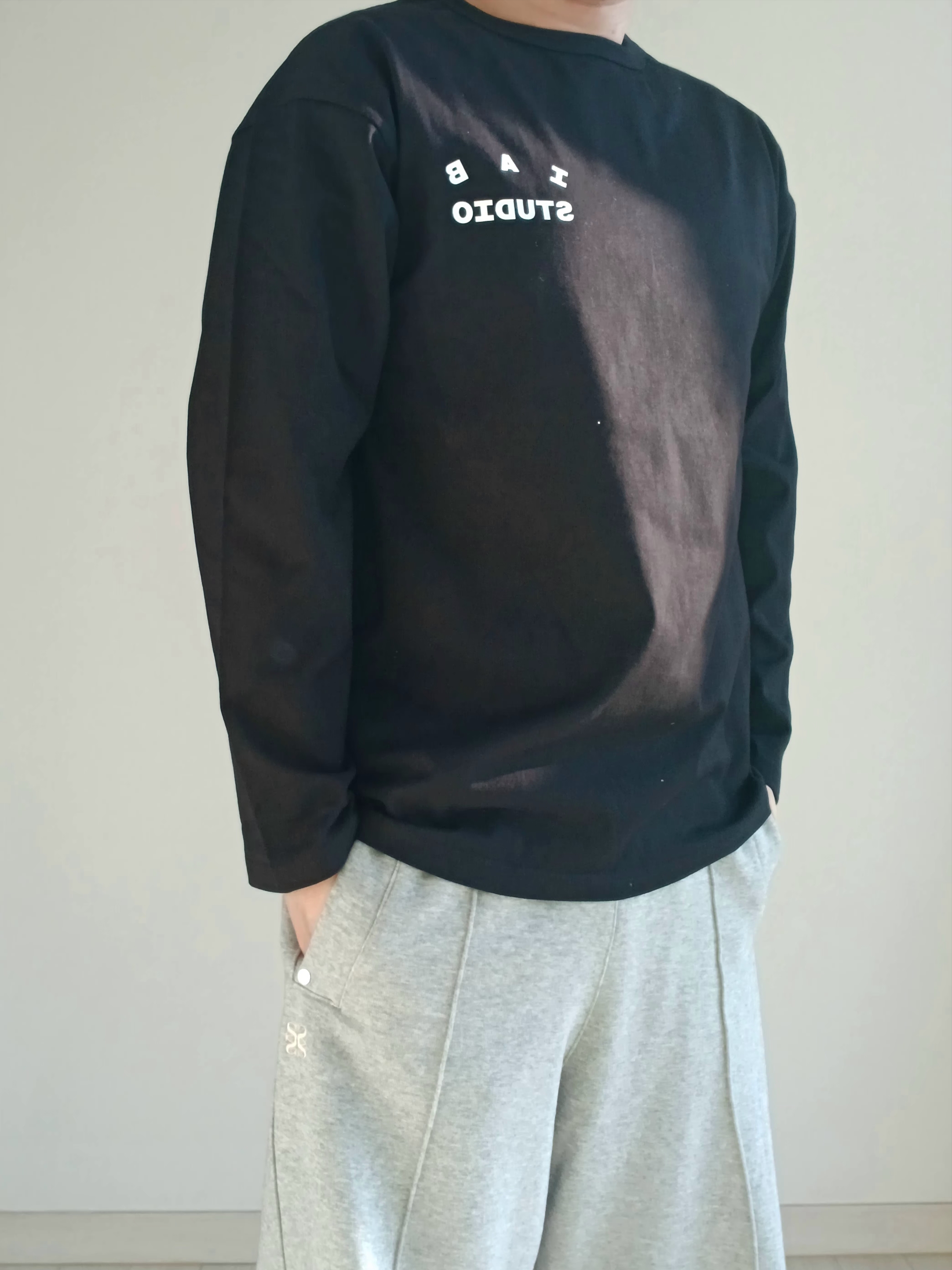 IAB Studio IAB Light Long Sleeve Black, UGG x Palace Tasman Slipper Black Camo 착용 스타일 - 4