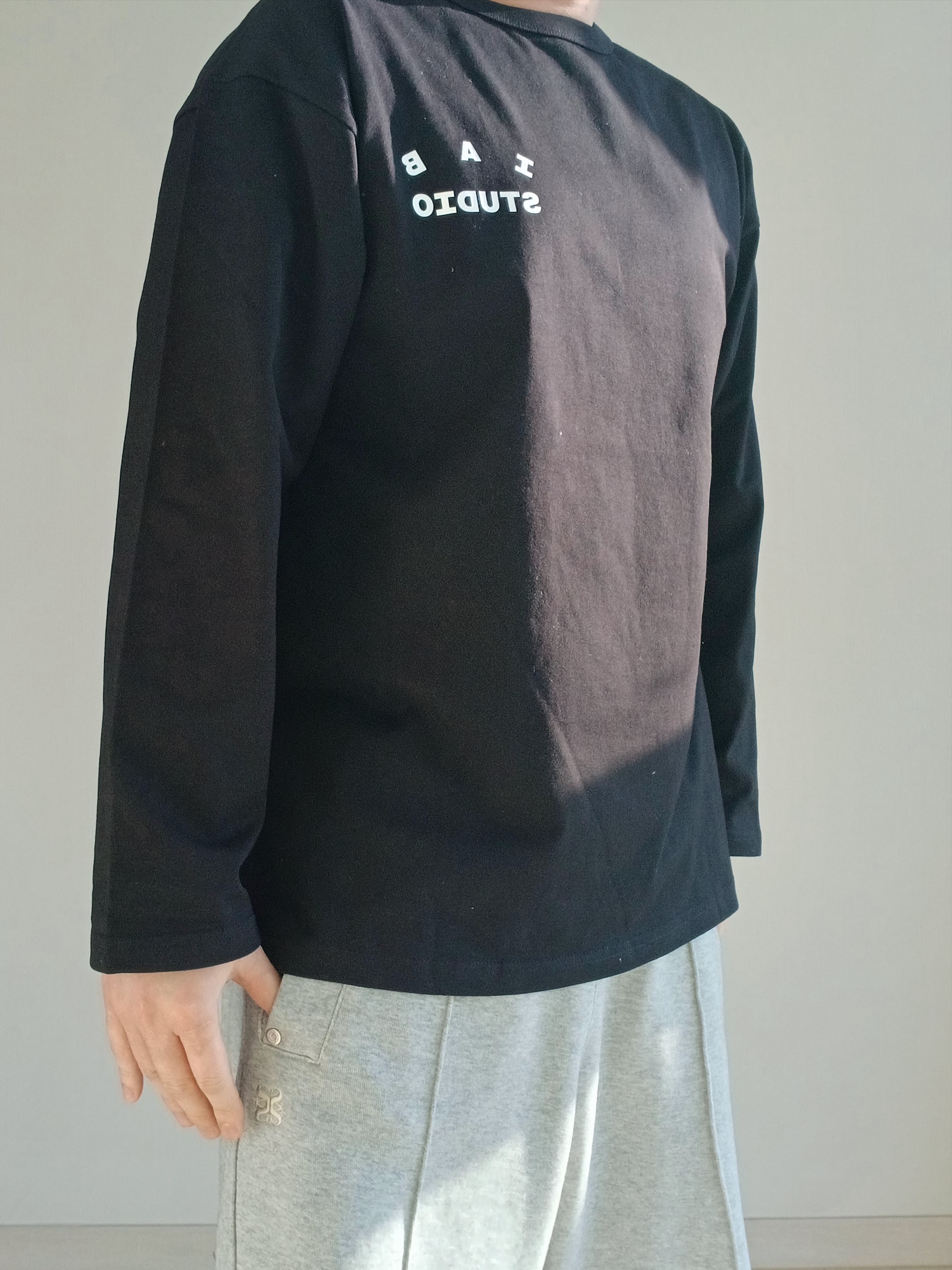 IAB Studio IAB Light Long Sleeve Black, UGG x Palace Tasman Slipper Black Camo 착용 스타일 - 7