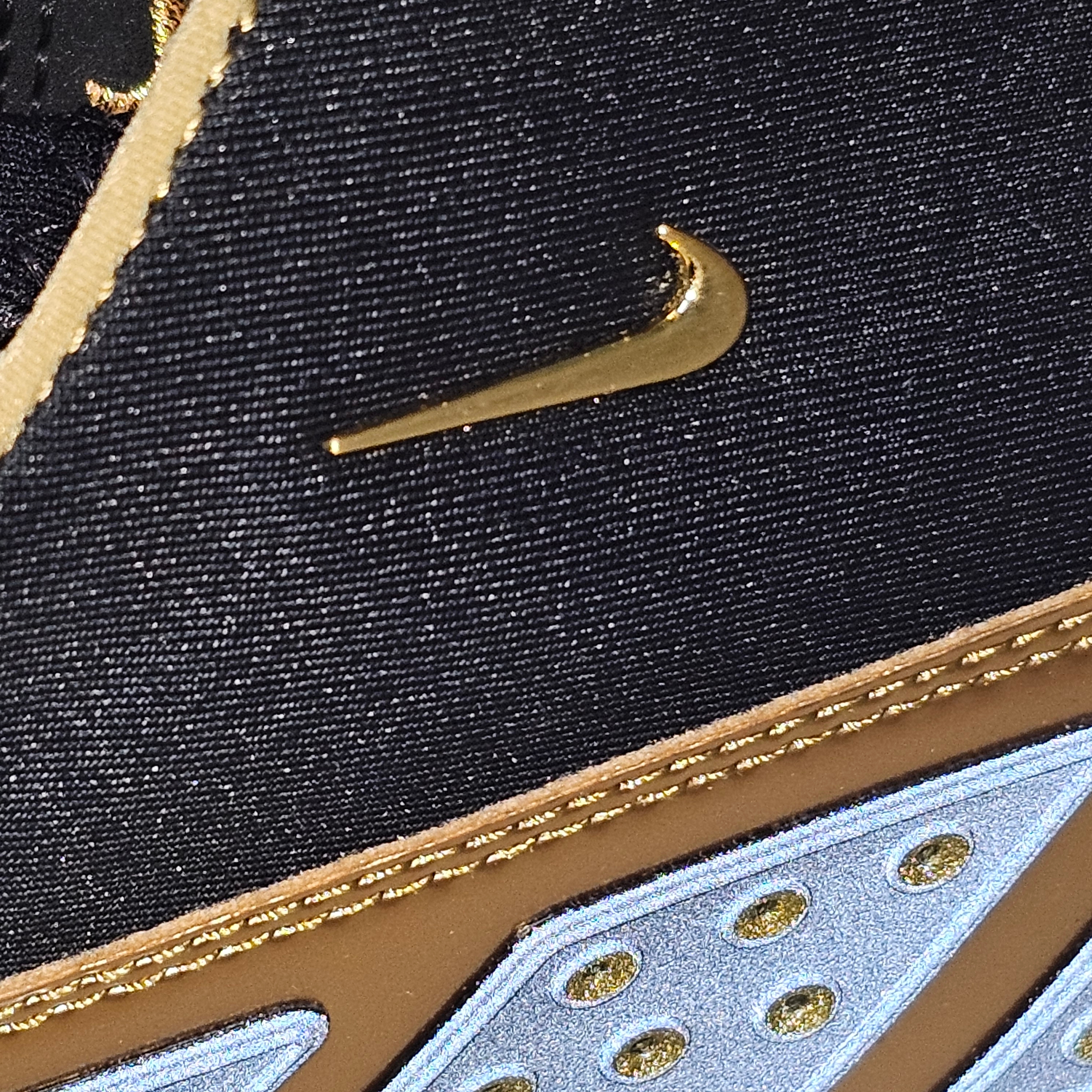 (W) Nike Air Max SNDR SE Black and Metallic Gold 착용 스타일 - 9