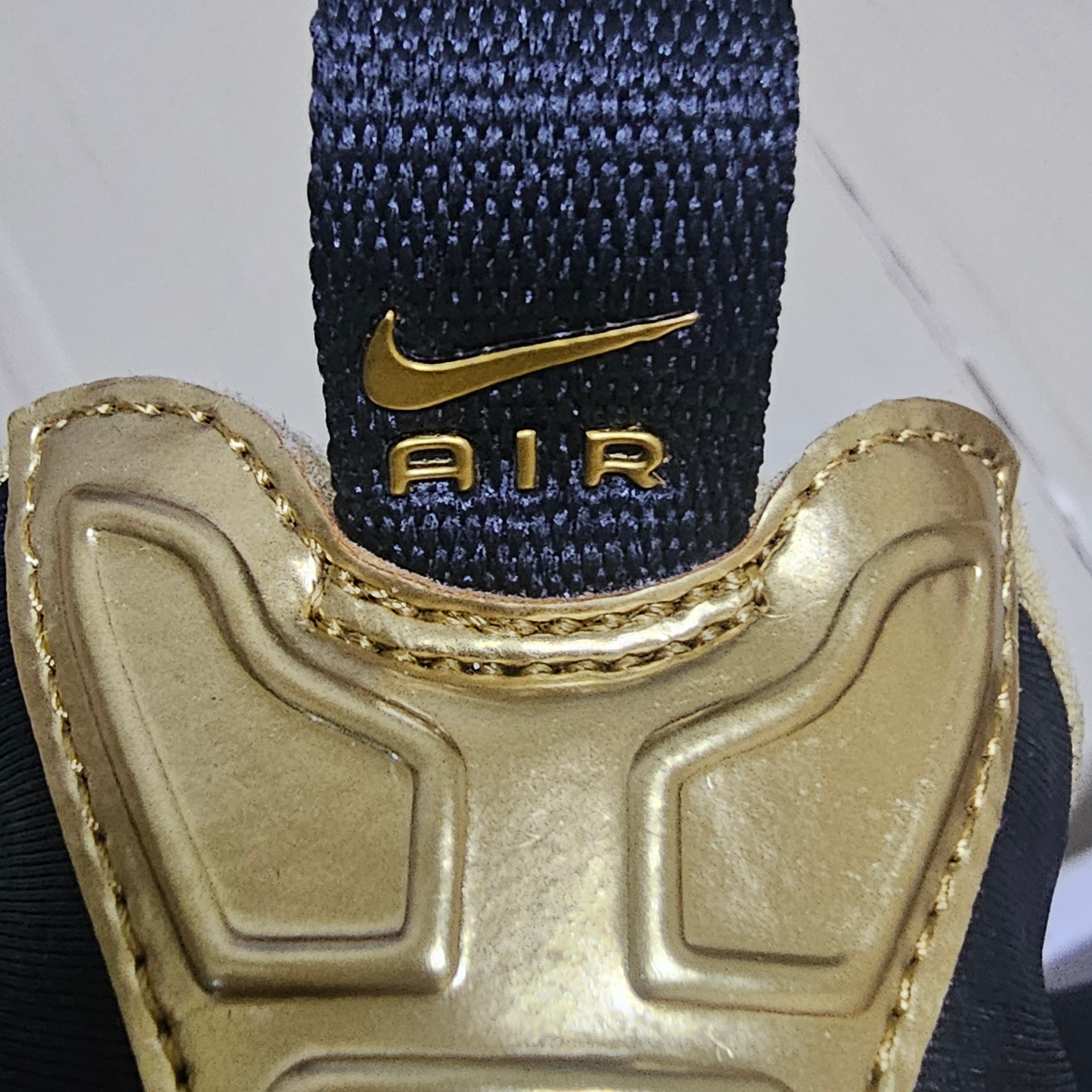 (W) Nike Air Max SNDR SE Black and Metallic Gold 착용 스타일 - 3