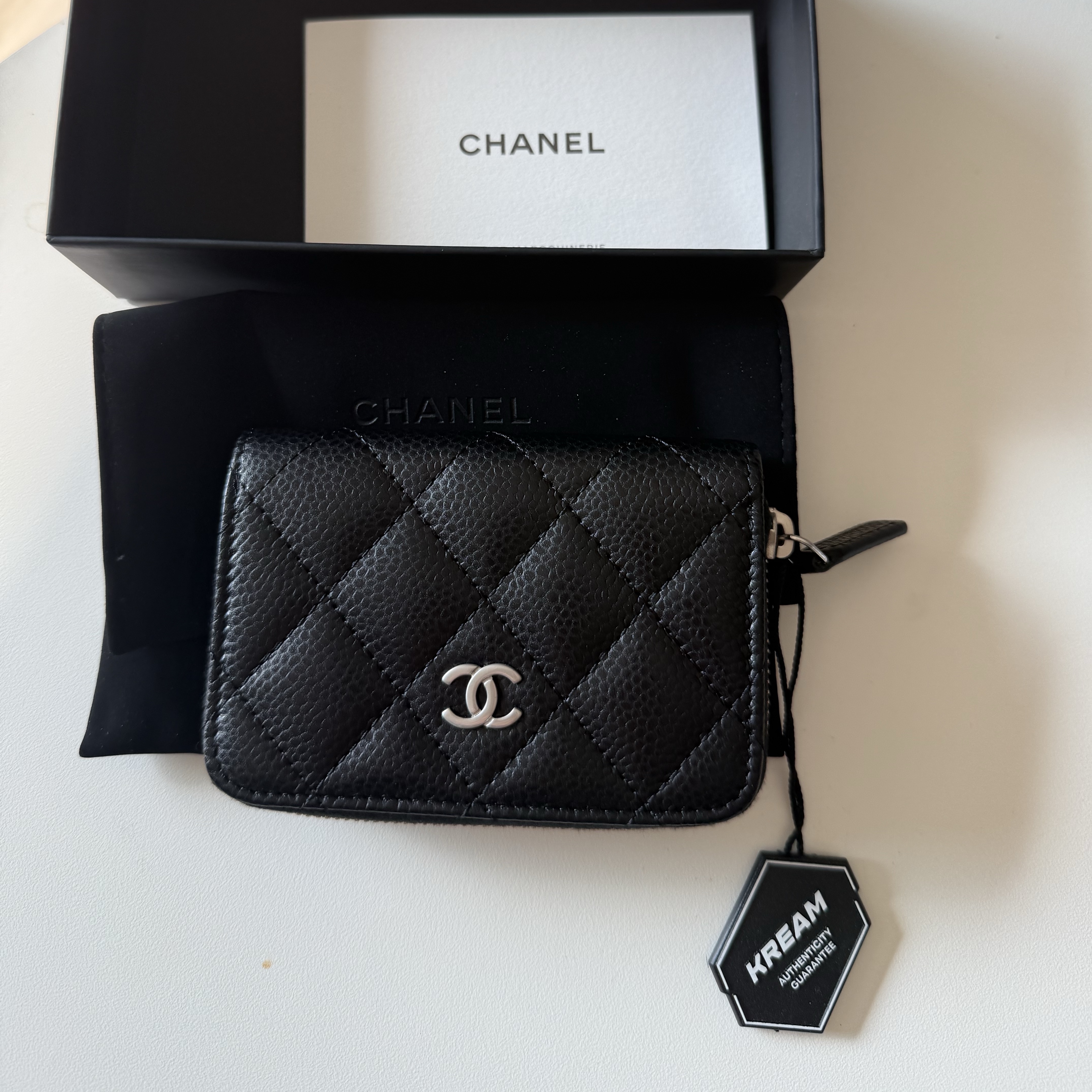 Chanel Classic Zipped Coin Purse Grained Calfskin & Silver Black 착용 스타일 - 1