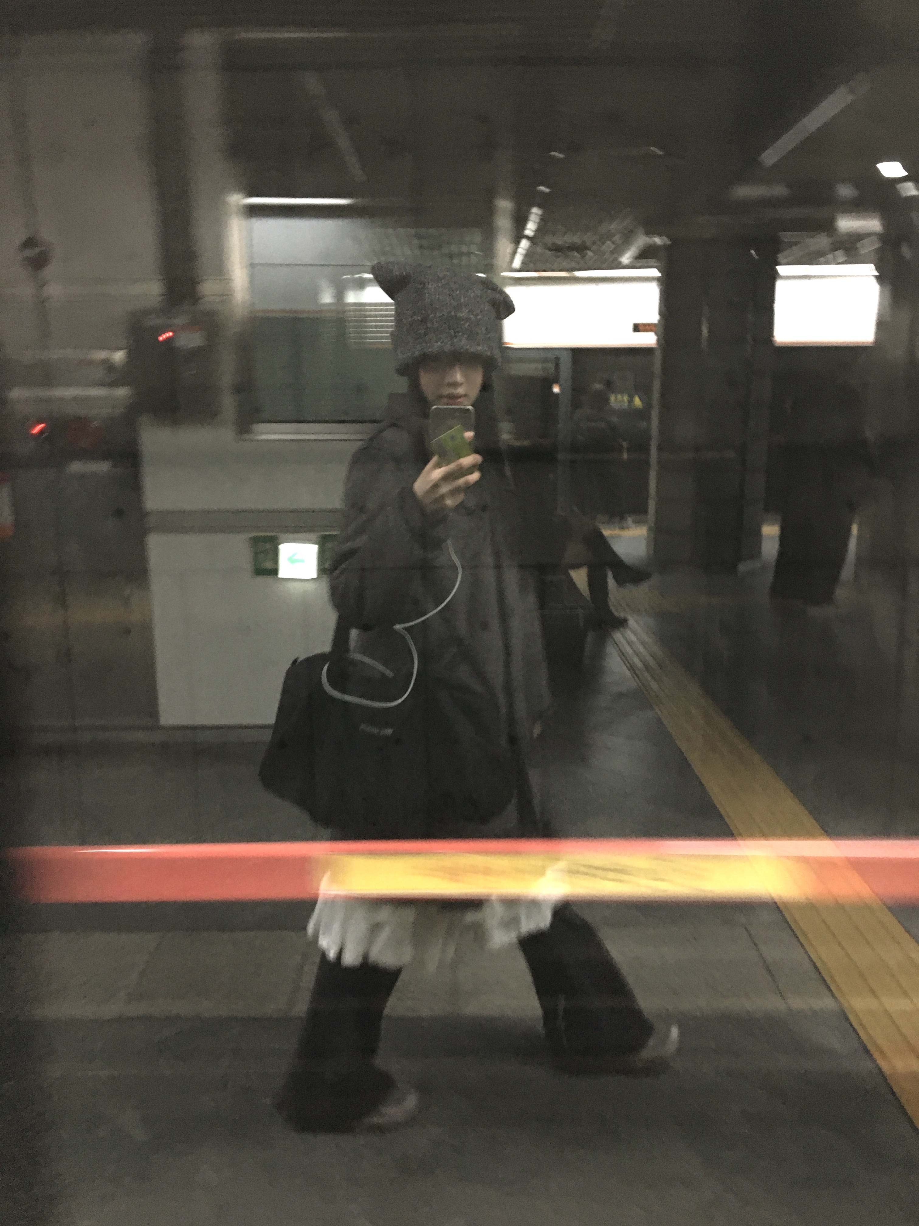 COYSEIO Wide Cat Beanie Grey, COYSEIO Round Collar Suede Jacket Charcoal 착용 스타일