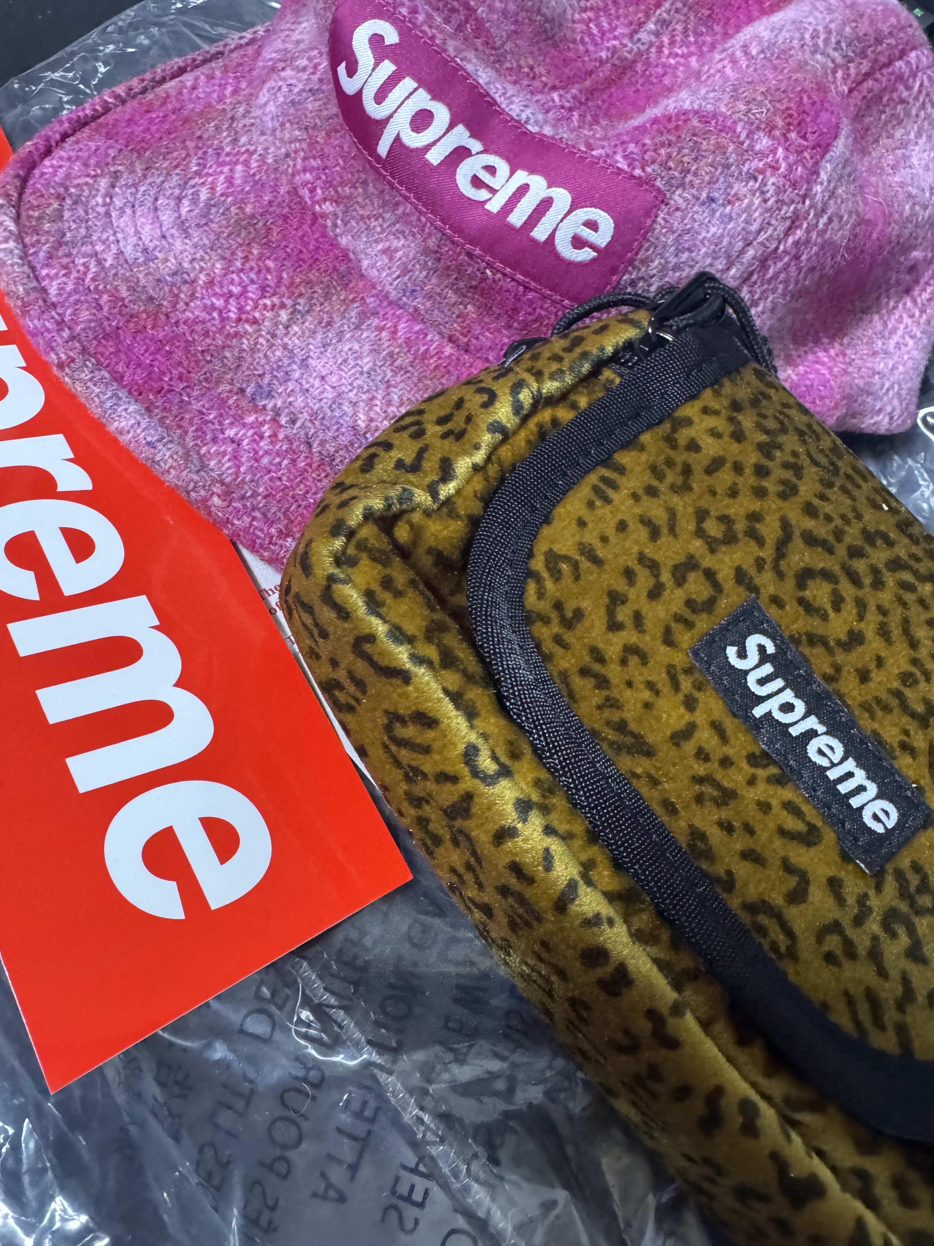 Supreme Box Logo Hooded Sweatshirt Black - 25FW, Supreme Harris Tweed Camp Cap Pink - 25FW 착용 스타일 - 5