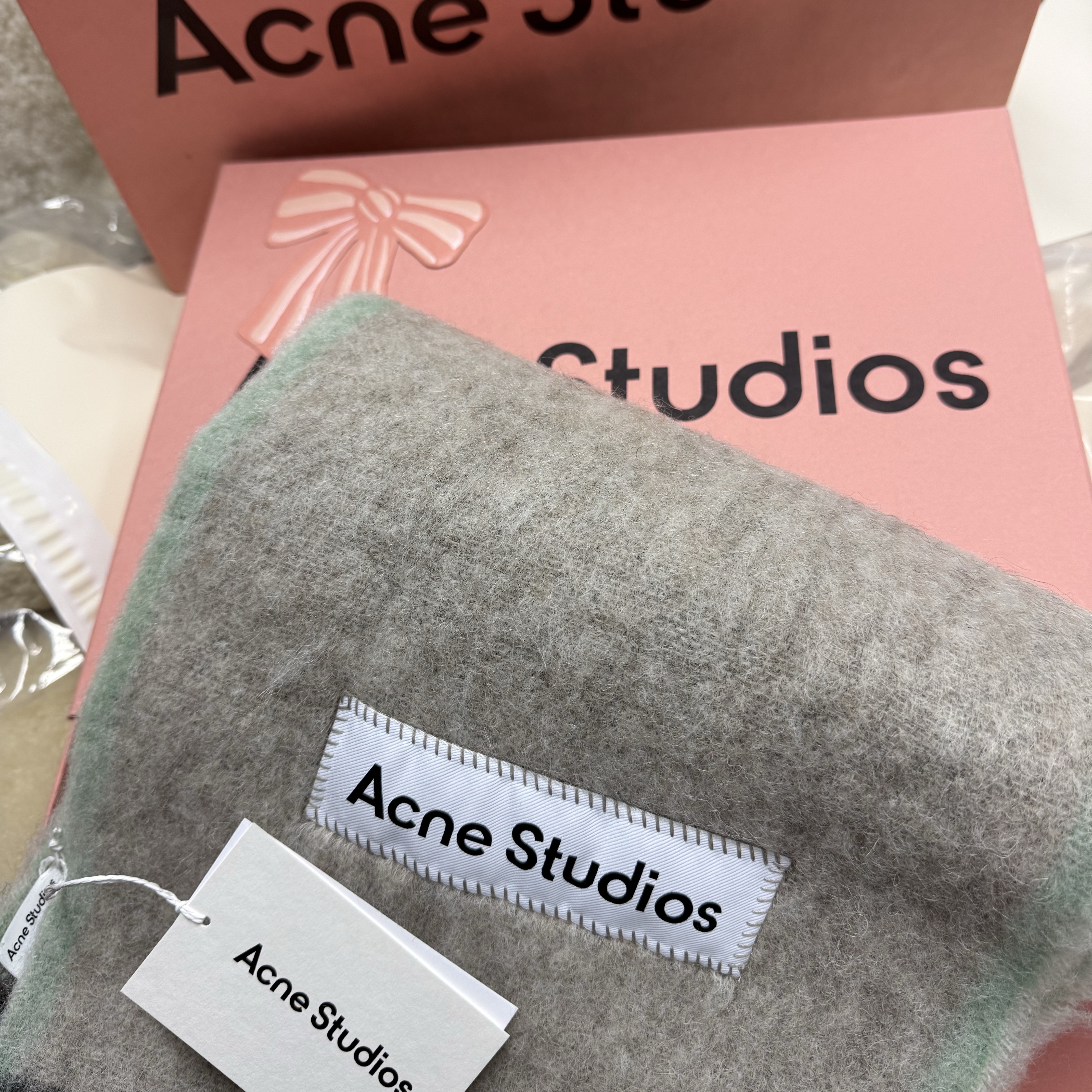 Acne Studios Mohair Wool Fringe Muffler Lavender Purple, Acne Studios Mohair Wool Fringe Muffler Beige Grey 착용 스타일