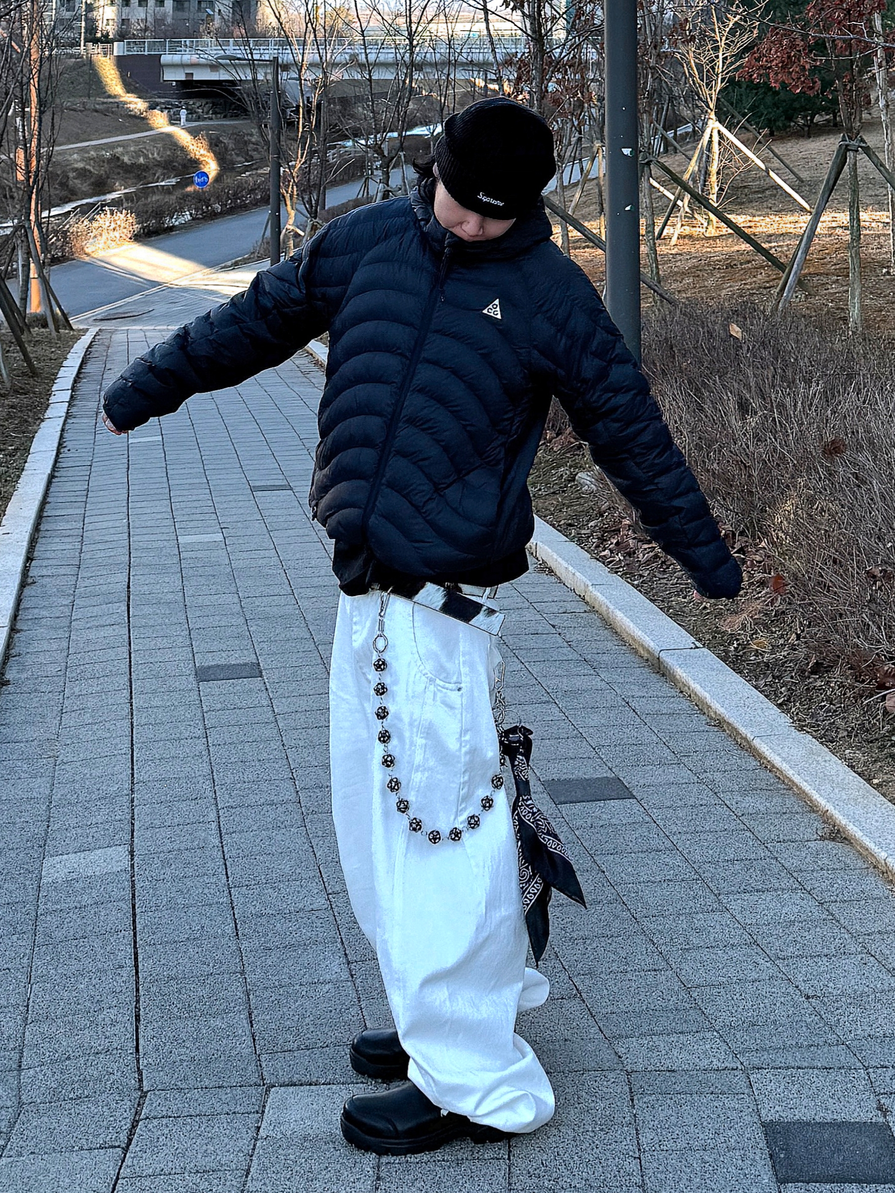 Nike ACG Lava Flow Therma-Fit ADV Jacket Black Summit White - Asia, Supreme Overdyed Beanie Black 착용 스타일 - 1