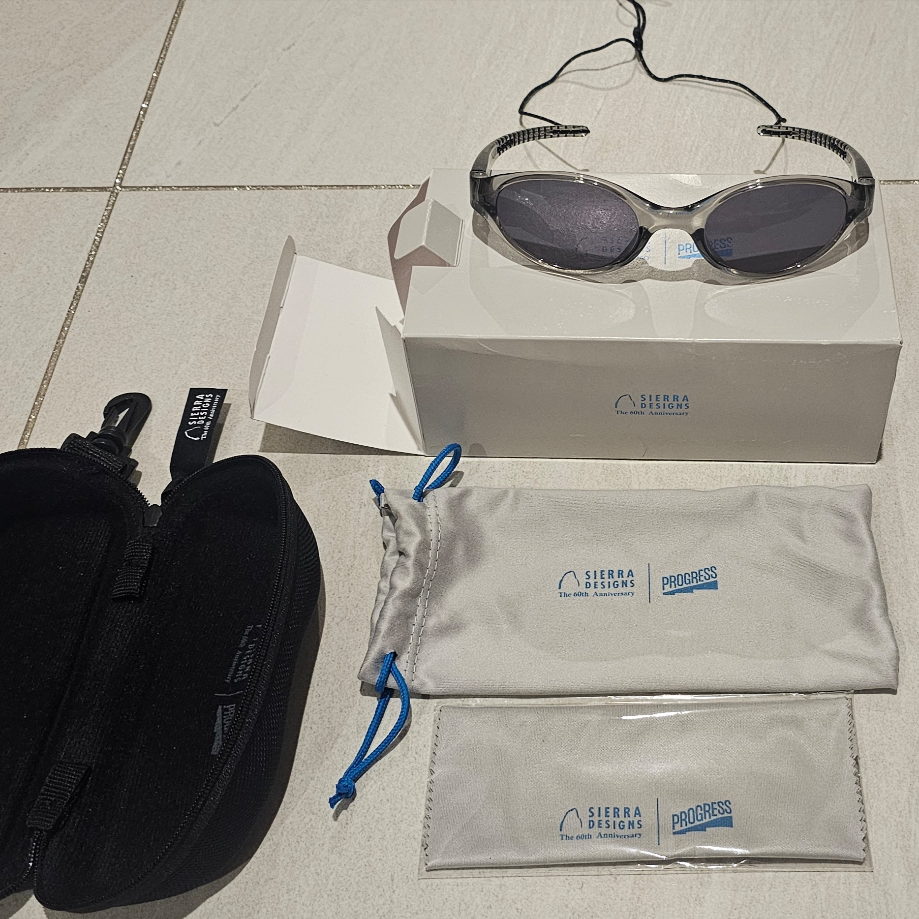 SIERRA DESIGNS X PROGRES MOJO SUNGLASS LIGHT GREY 착용 스타일 - 1