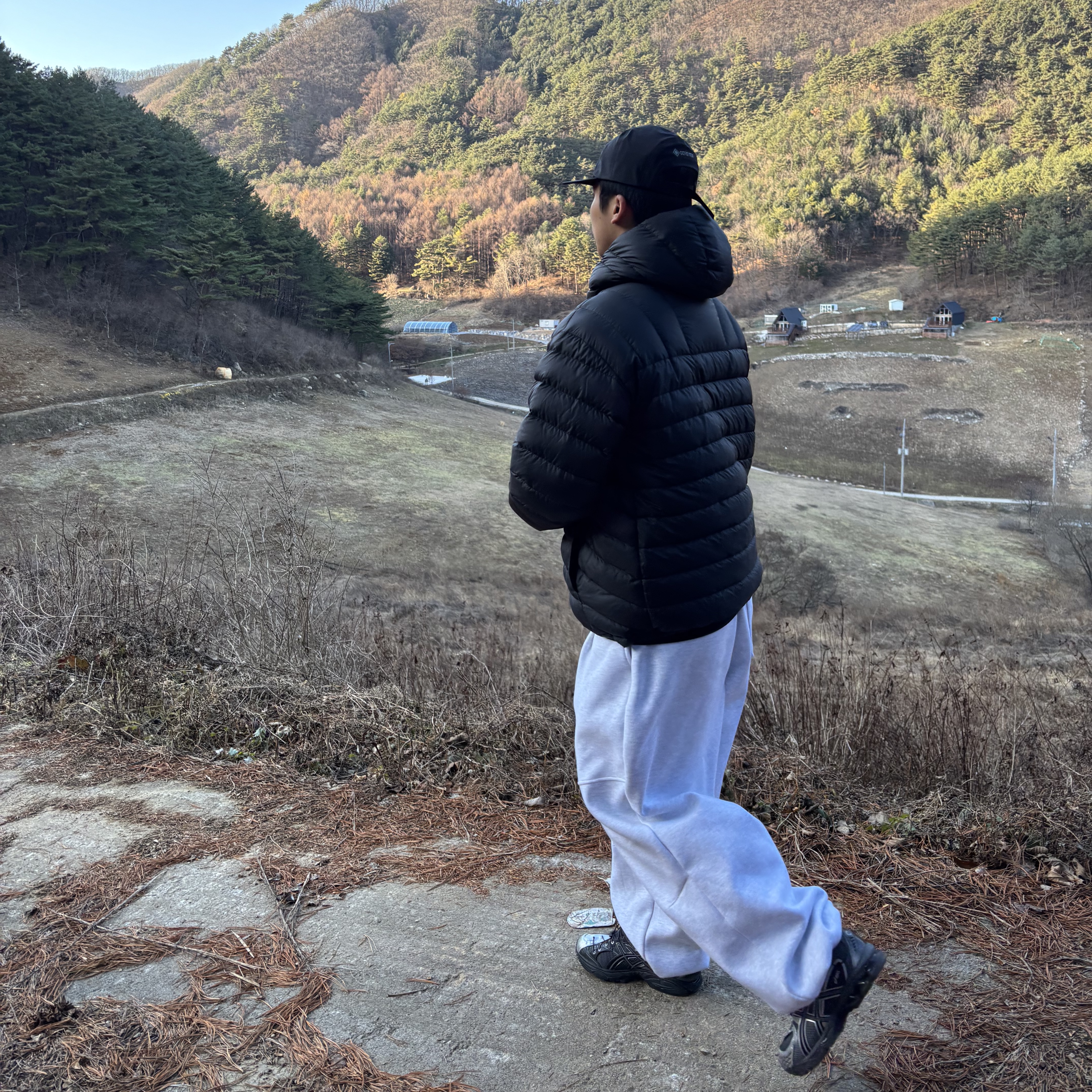 Asics x Unaffected Gel-Nimbus 10.1 Silver Black, Supreme Micro Down Half Zip Hooded Pullover Black - 25FW 착용 스타일 - 3