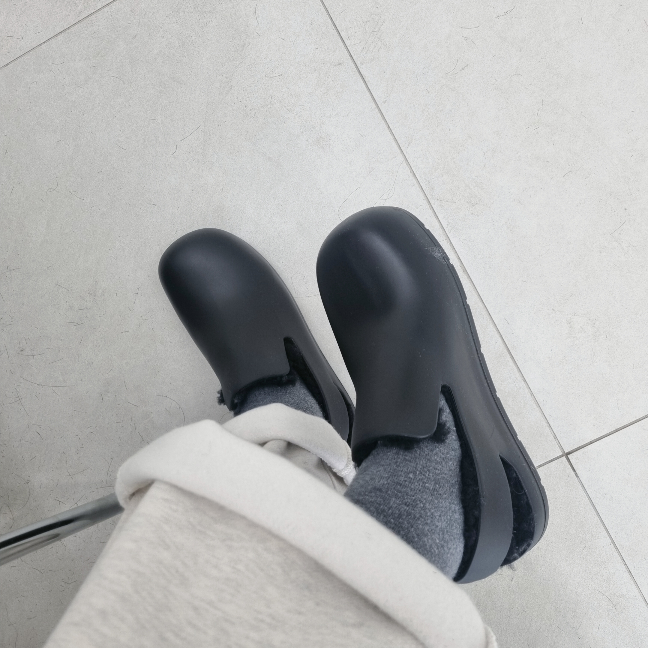 (W) Bottega Veneta Puddle Shearling Rubber Slingback Sandals Black 착용 스타일