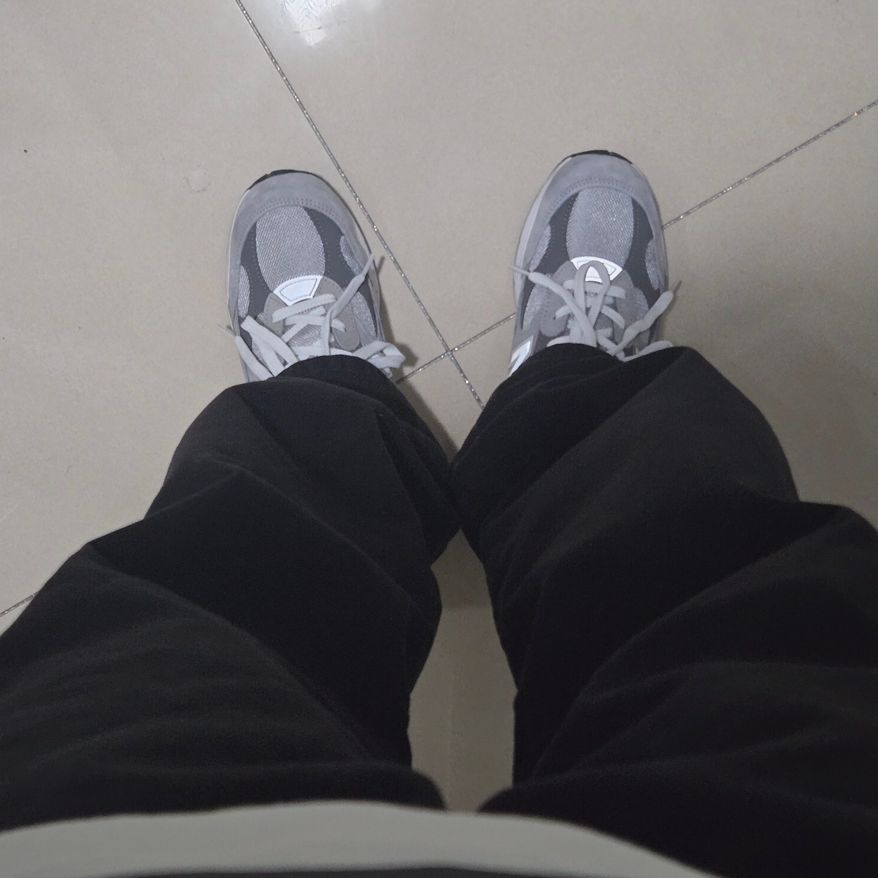 New Balance 992 Made in USA Core Grey Silver Metallic, Yeezy Gap Engineered By Balenciaga Sateen Cargo Pants Black 착용 스타일