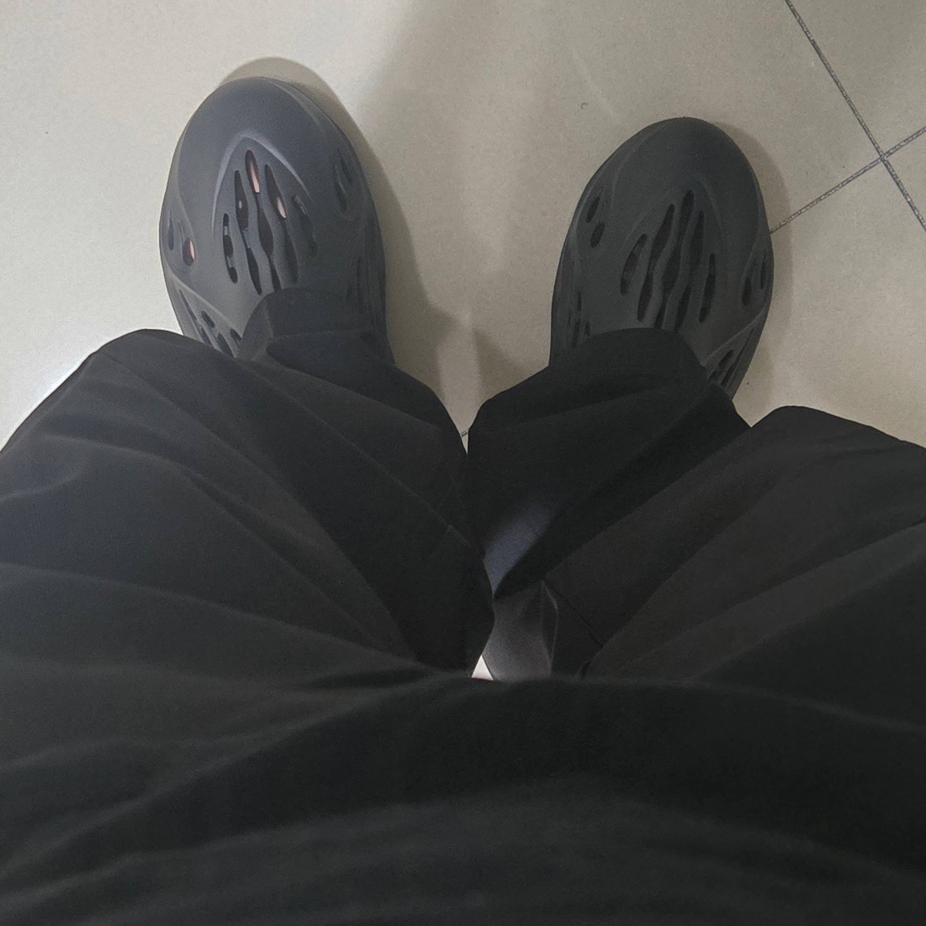 Dickies Loose Fit Double Knee Work Pants Black, Adidas Yeezy Foam RNNR Onyx 착용 스타일 - 1