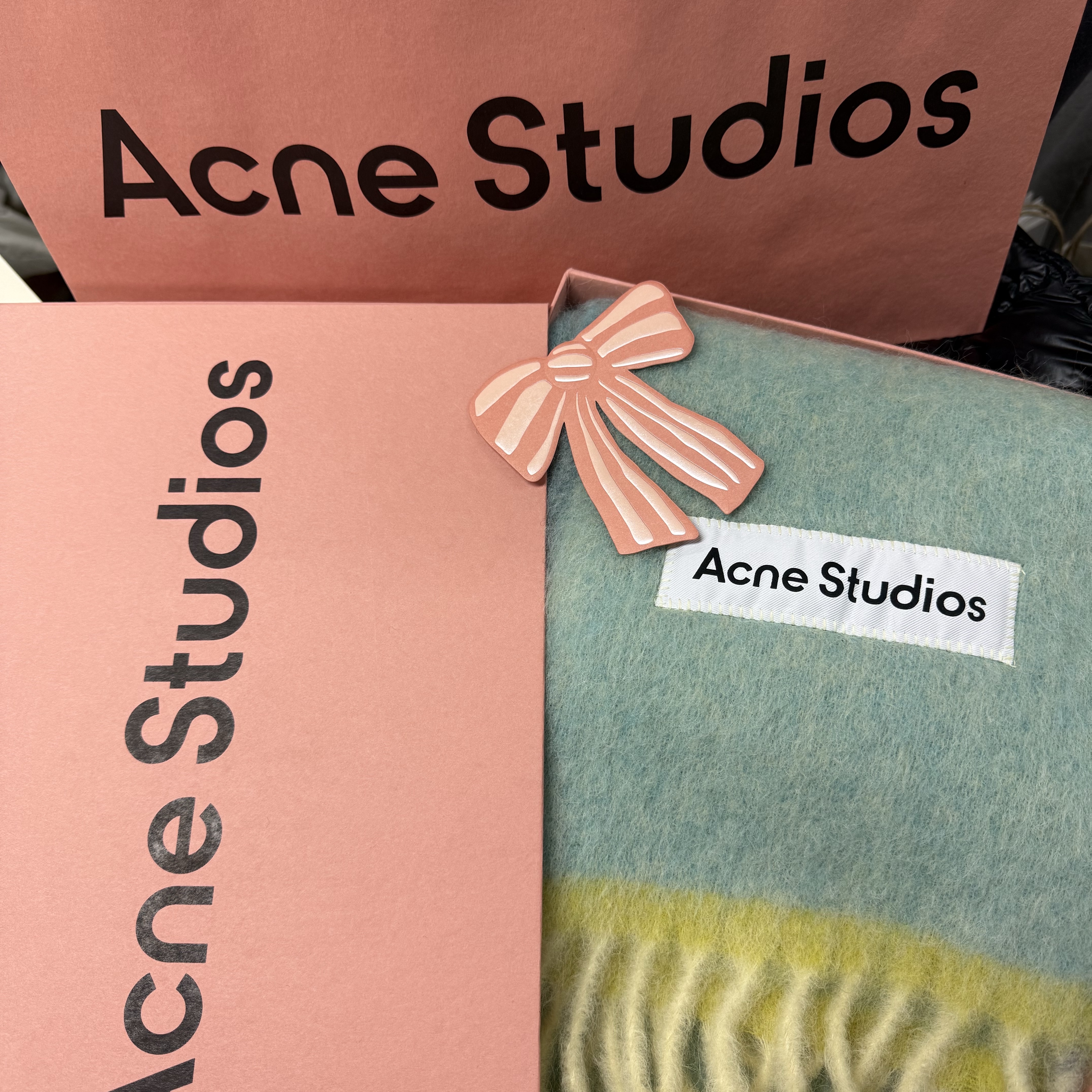 Acne Studios Mohair Wool Fringe Muffler Light Blue 착용 스타일