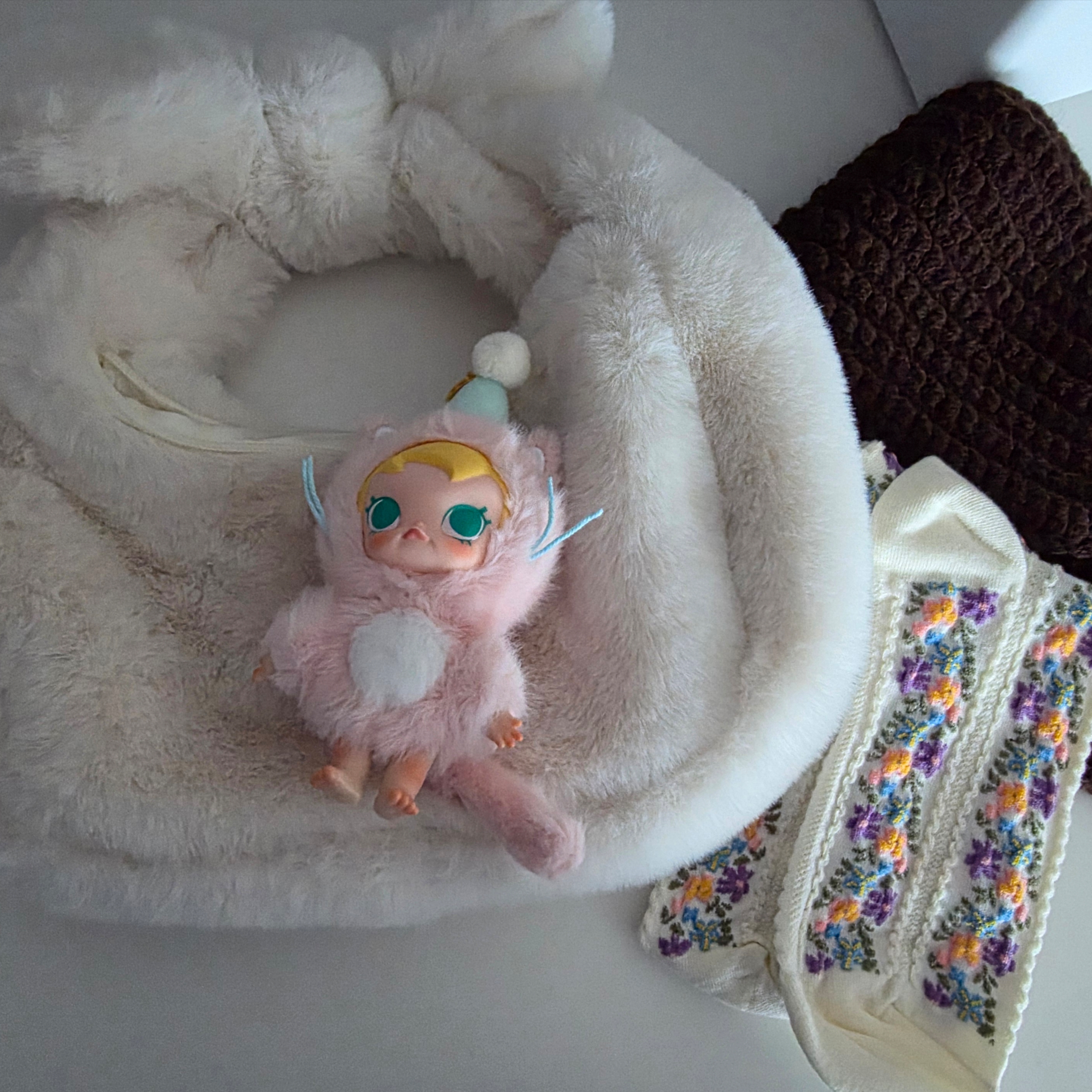 Pop Mart Baby Molly Pocket Friends Series Vinyl Plush Pendant Who's the Good Girl (Opened Case) 착용 스타일