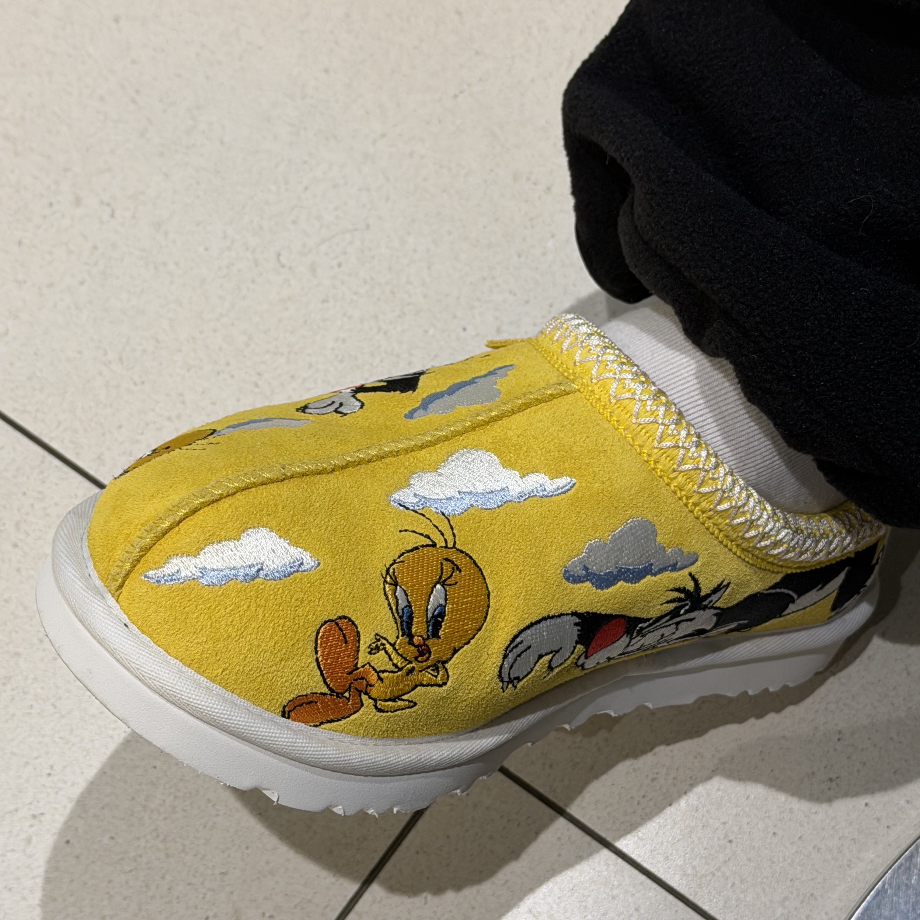 UGG x Palace x Looney Tunes Tasman Slipper Yellow 착용 스타일