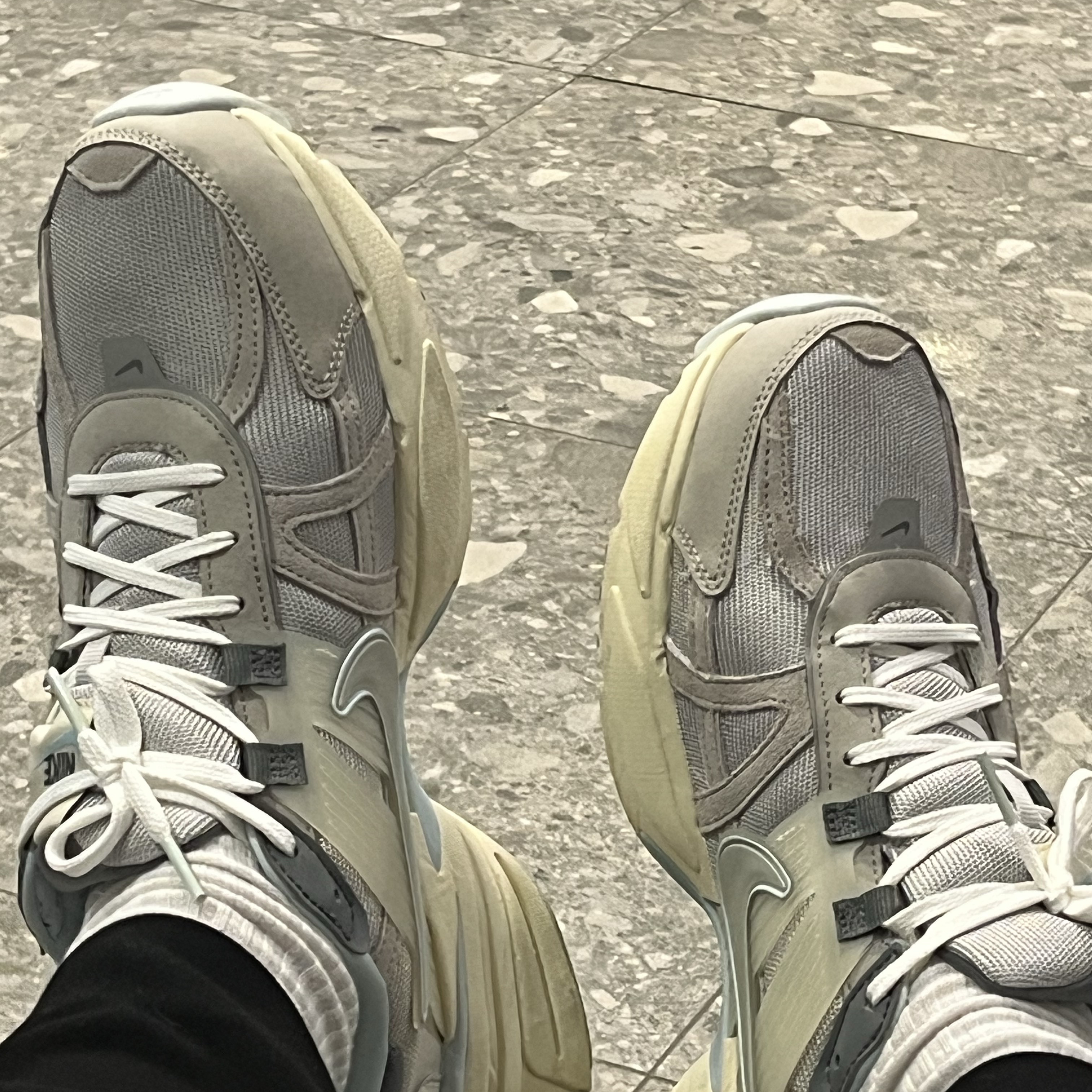 Nike V2K Run Light Bone Metallic Platinum 착용 스타일