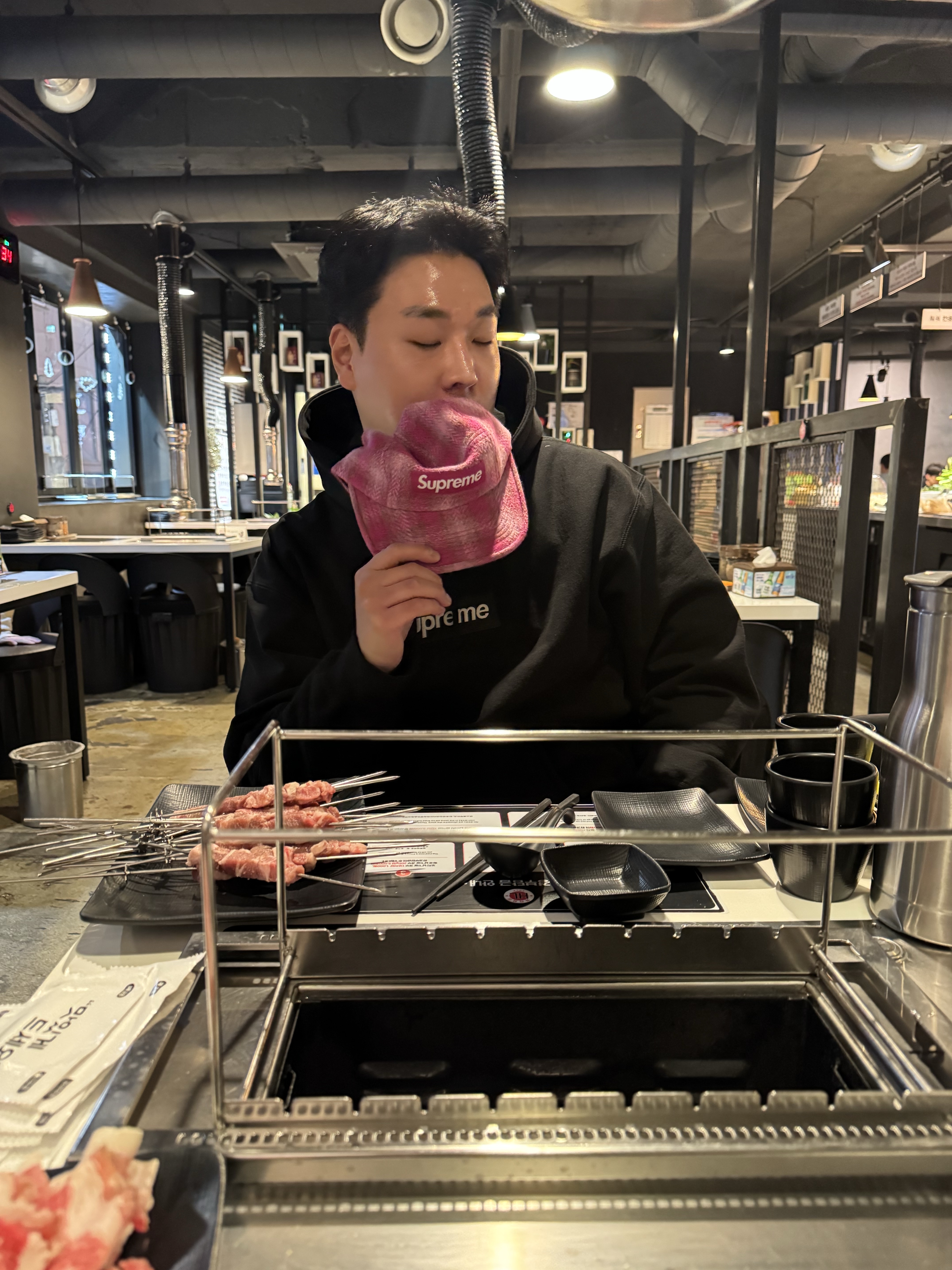 Supreme Box Logo Hooded Sweatshirt Black - 25FW, Supreme Harris Tweed Camp Cap Pink - 25FW 착용 스타일 - 2