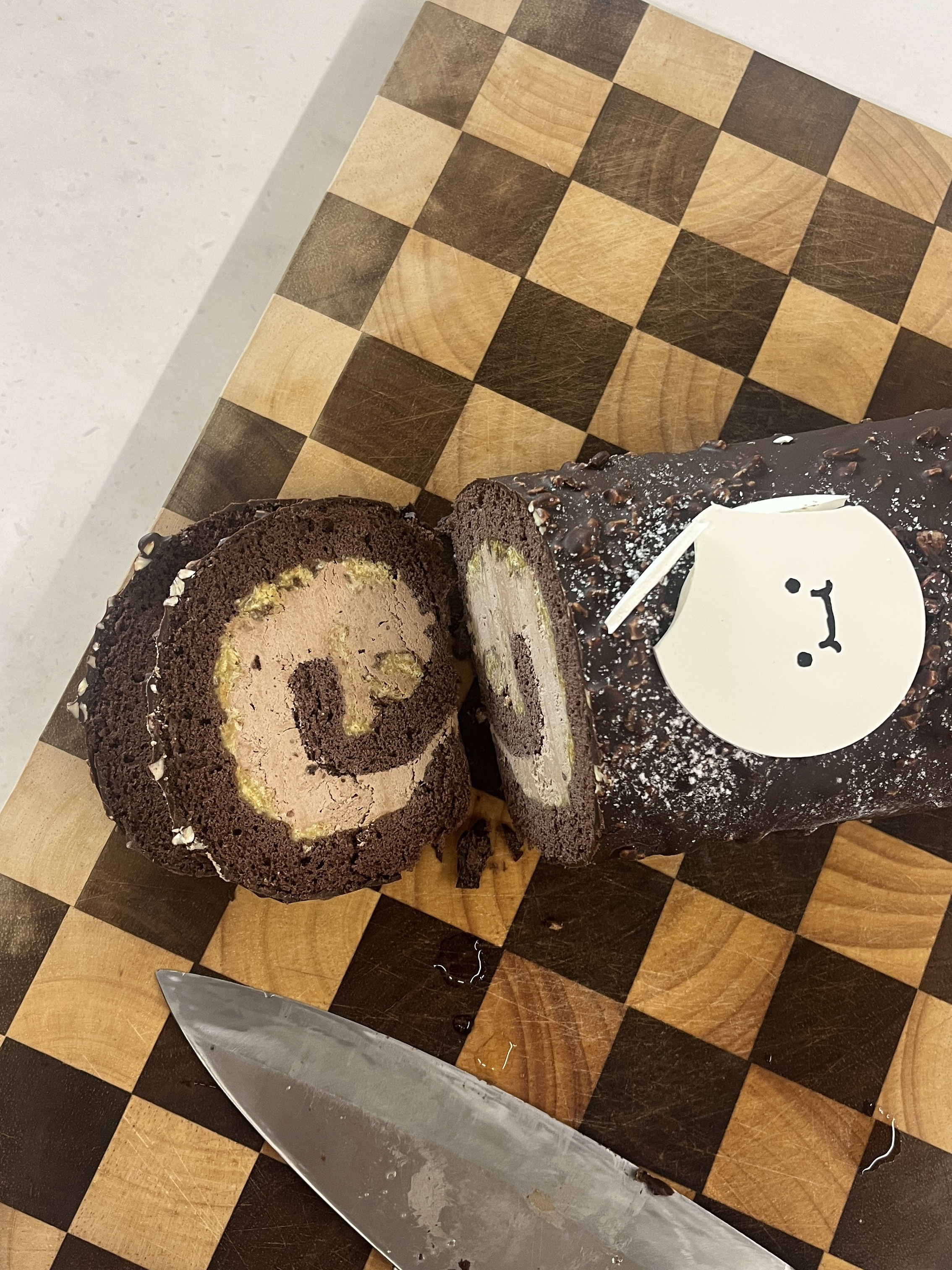 [KREAM 단독] tongtonge Dubai Style Chocolate Roll Cake 착용 스타일 - 1