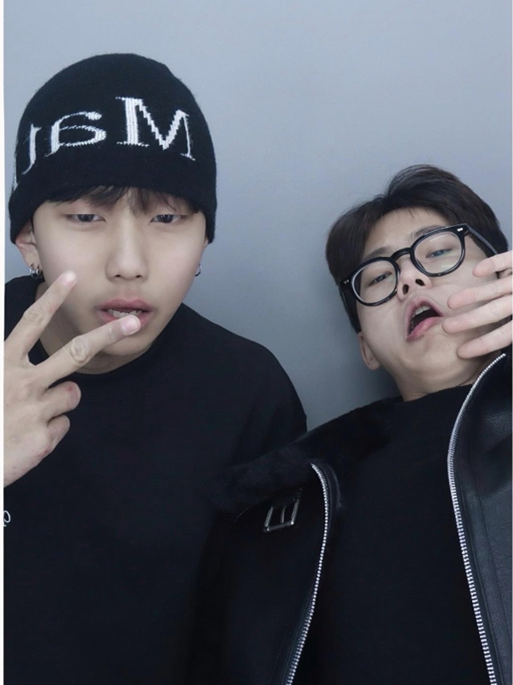 Matin Kim Logo Jacquard Short Beanie Black 착용 스타일