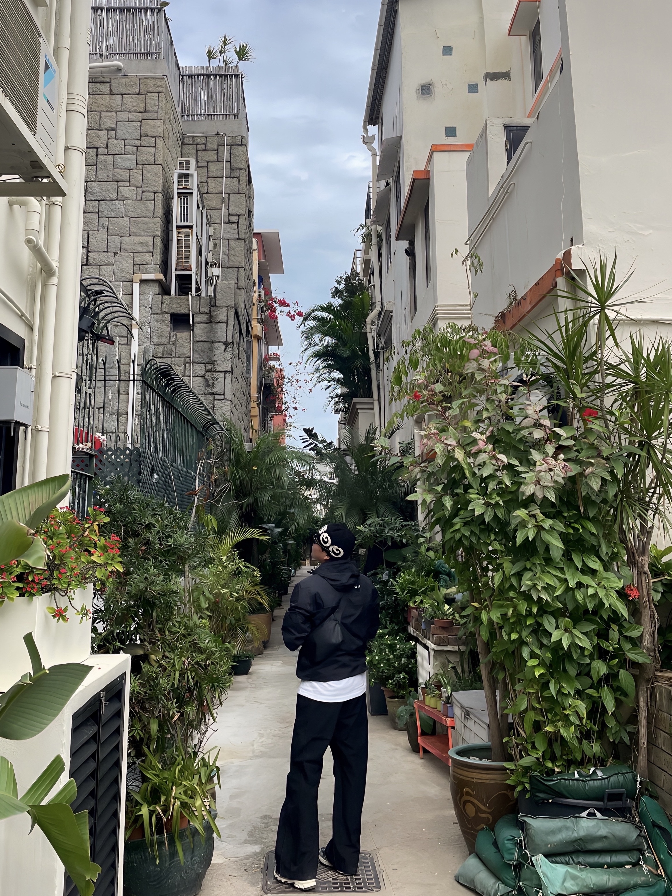 Play Comme des Garcons x K-Way Full Zip Jacket Black, Casio G-Shock x Thisisneverthat DW-6900TNT24-7DF Ivory 착용 스타일 - 3