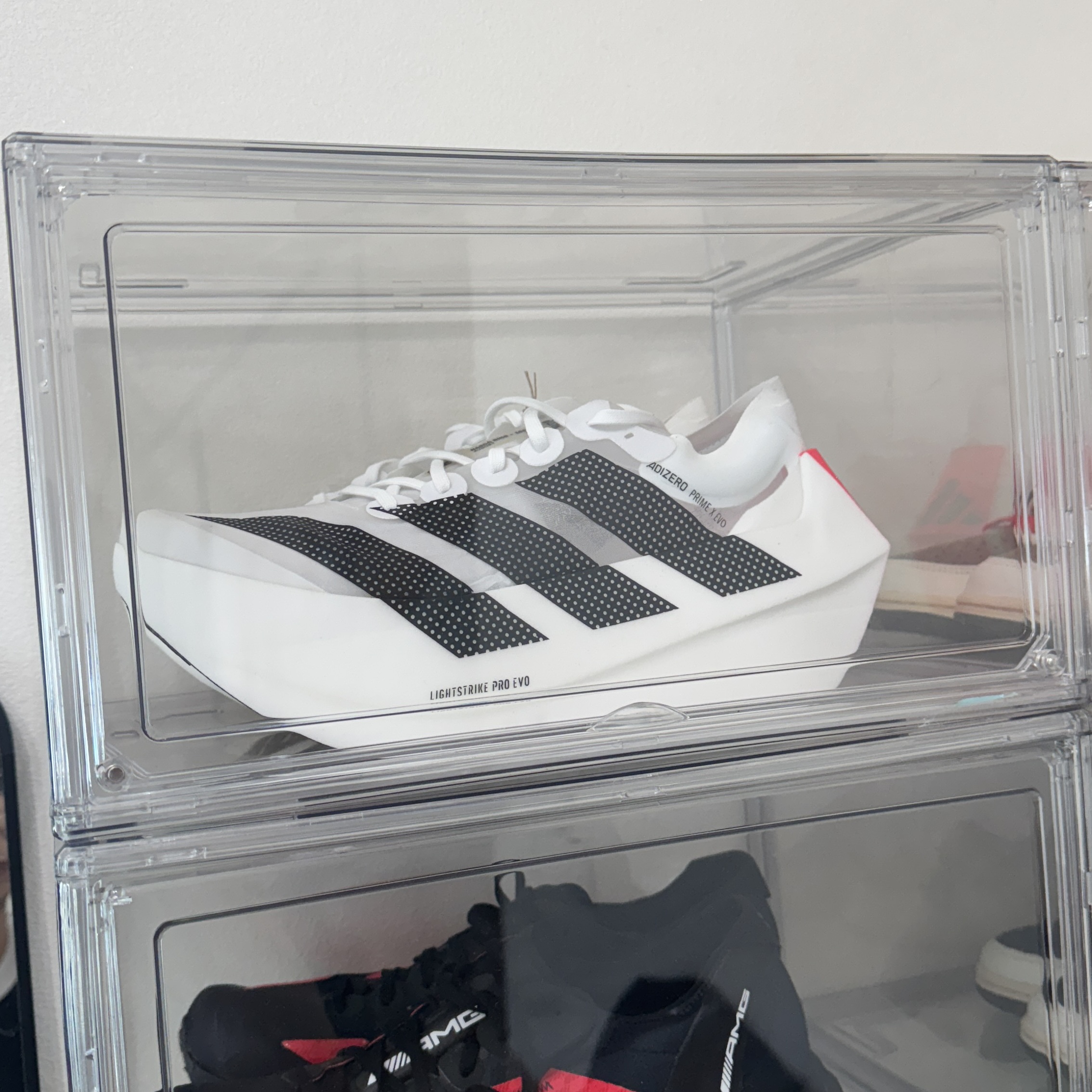 Adidas Adizero Prime x EVO Cloud White Core Black, Jordan 1 x Travis Scott Retro Low OG SP Reverse Olive 착용 스타일 - 1