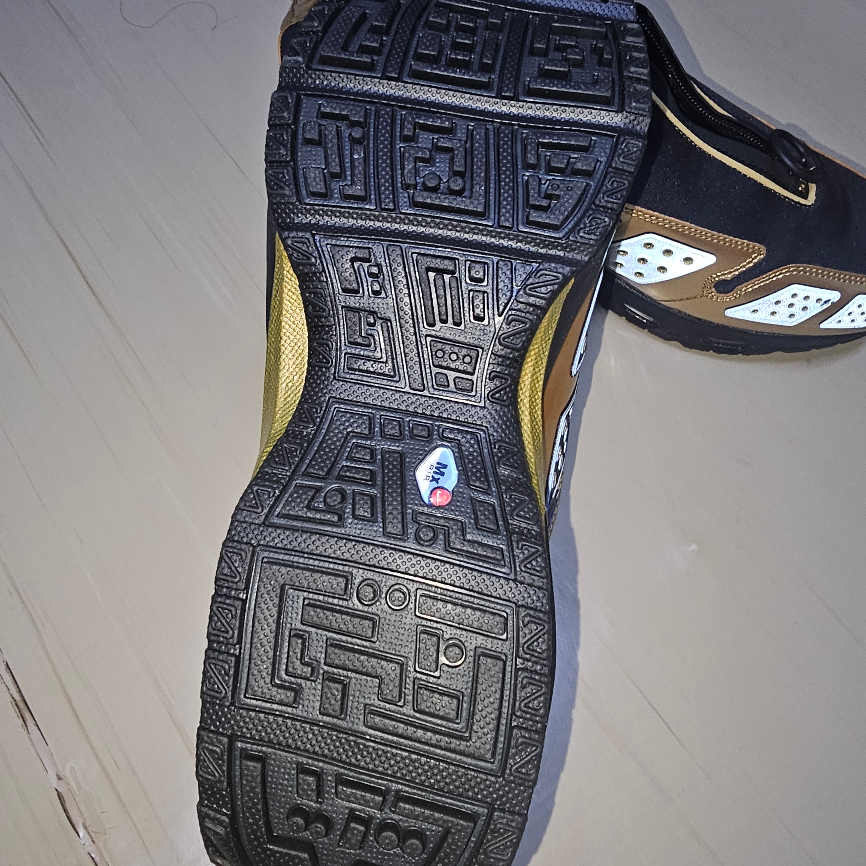 (W) Nike Air Max SNDR SE Black and Metallic Gold 착용 스타일 - 7