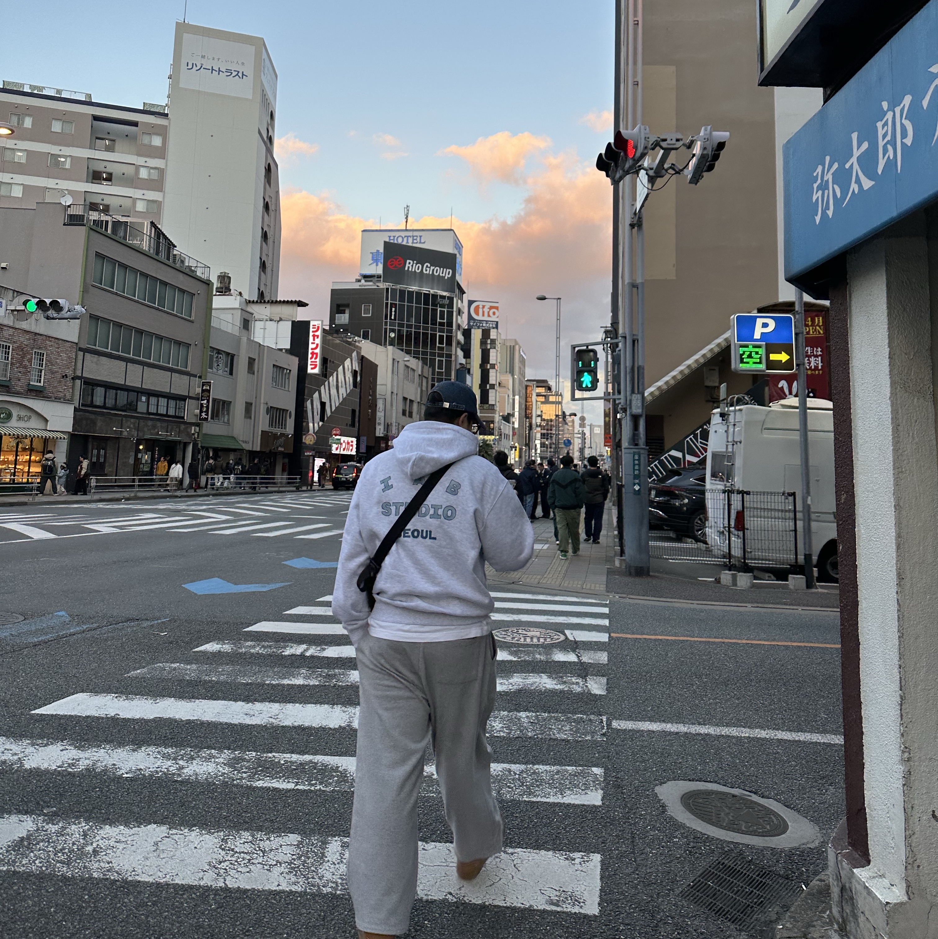 IAB Studio Seoul Hoodie Light Gray, Montbell Pocketable Light Shoulder Bag Small Black 착용 스타일 - 2