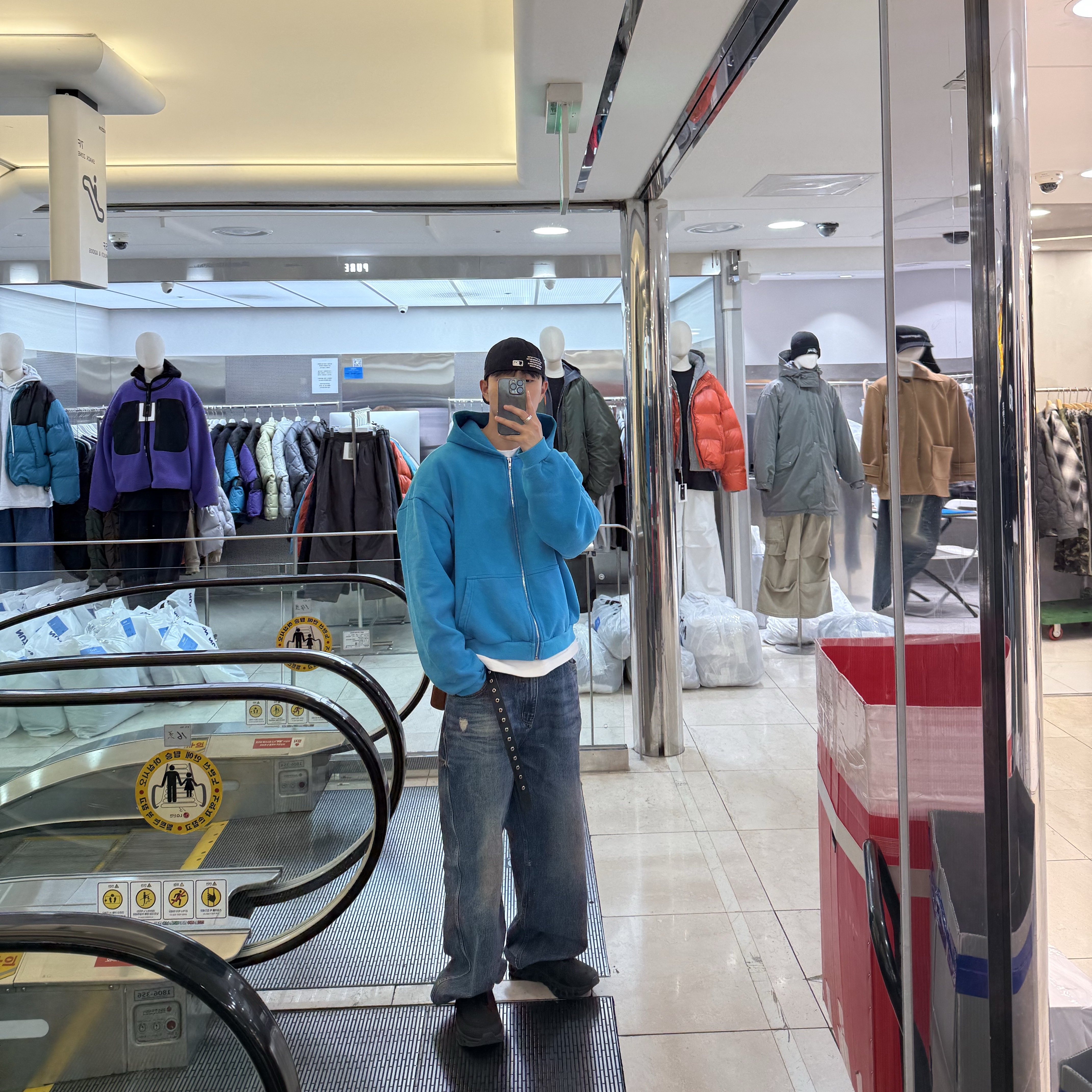 Nonnod Double pocket Japanese Denim Mid Blue, Nonnod Half zip fleece Cloud white 착용 스타일 - 3