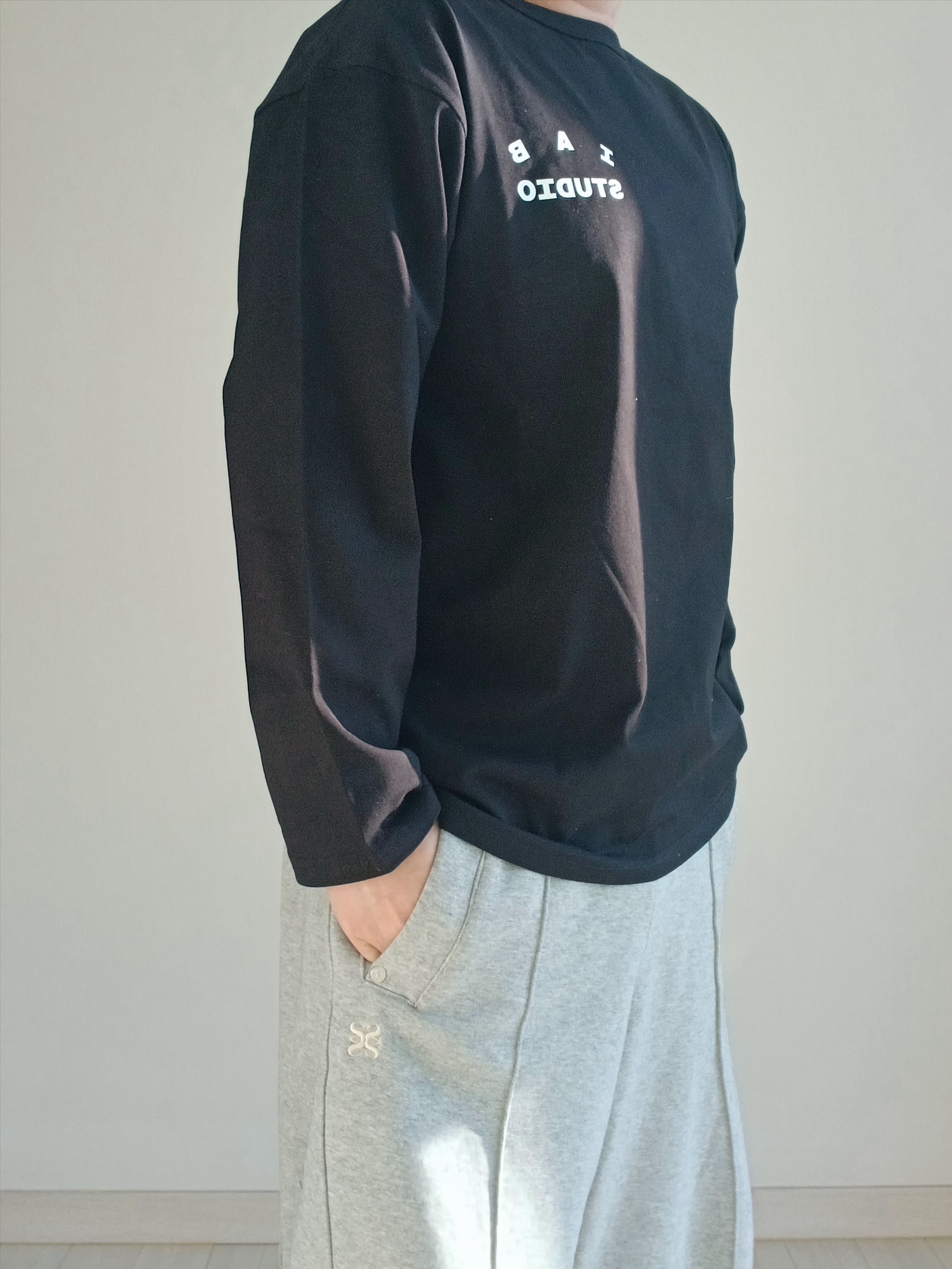 IAB Studio IAB Light Long Sleeve Black, UGG x Palace Tasman Slipper Black Camo 착용 스타일 - 6