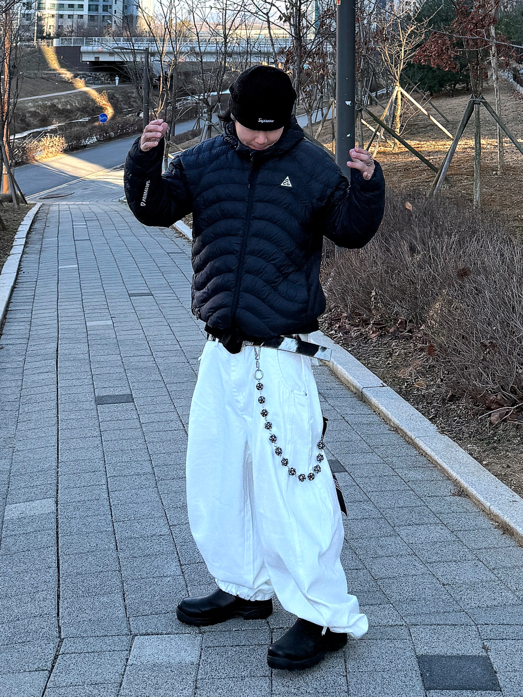 Nike ACG Lava Flow Therma-Fit ADV Jacket Black Summit White - Asia, Supreme Overdyed Beanie Black 착용 스타일 - 3